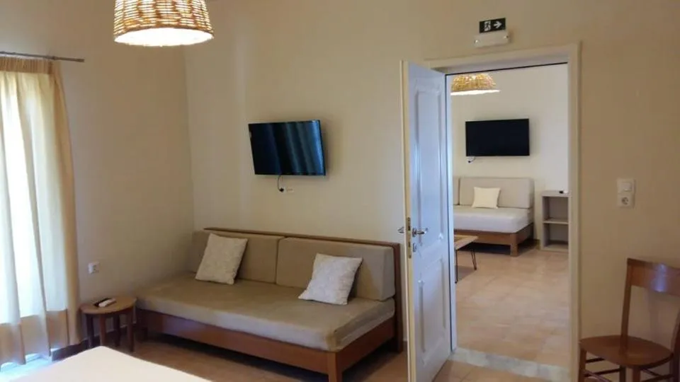 Communal lounge/ TV room, Bed in Kallicrates Village