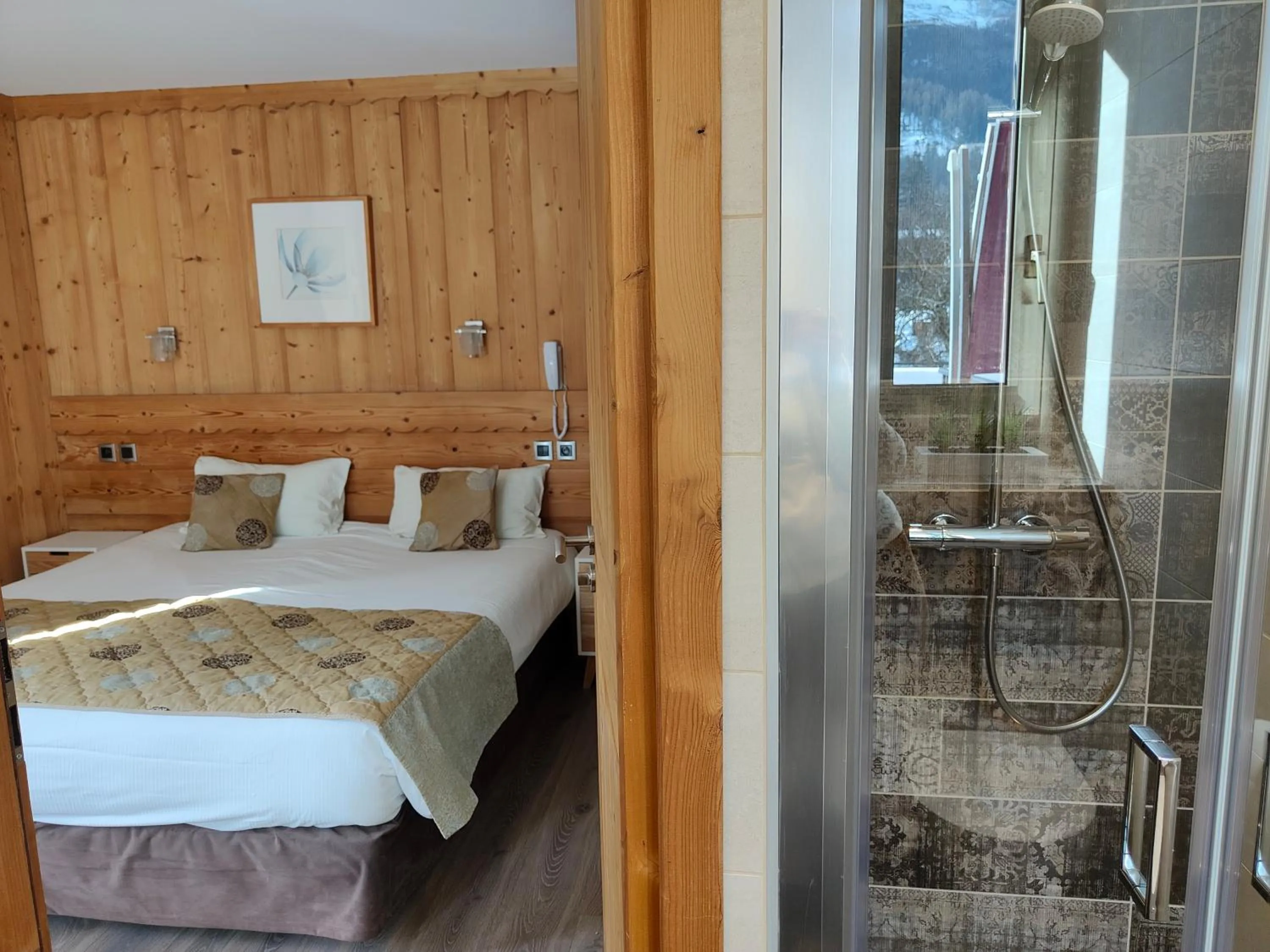 Shower, Bed in Aiguille du Midi - Hôtel & Restaurant
