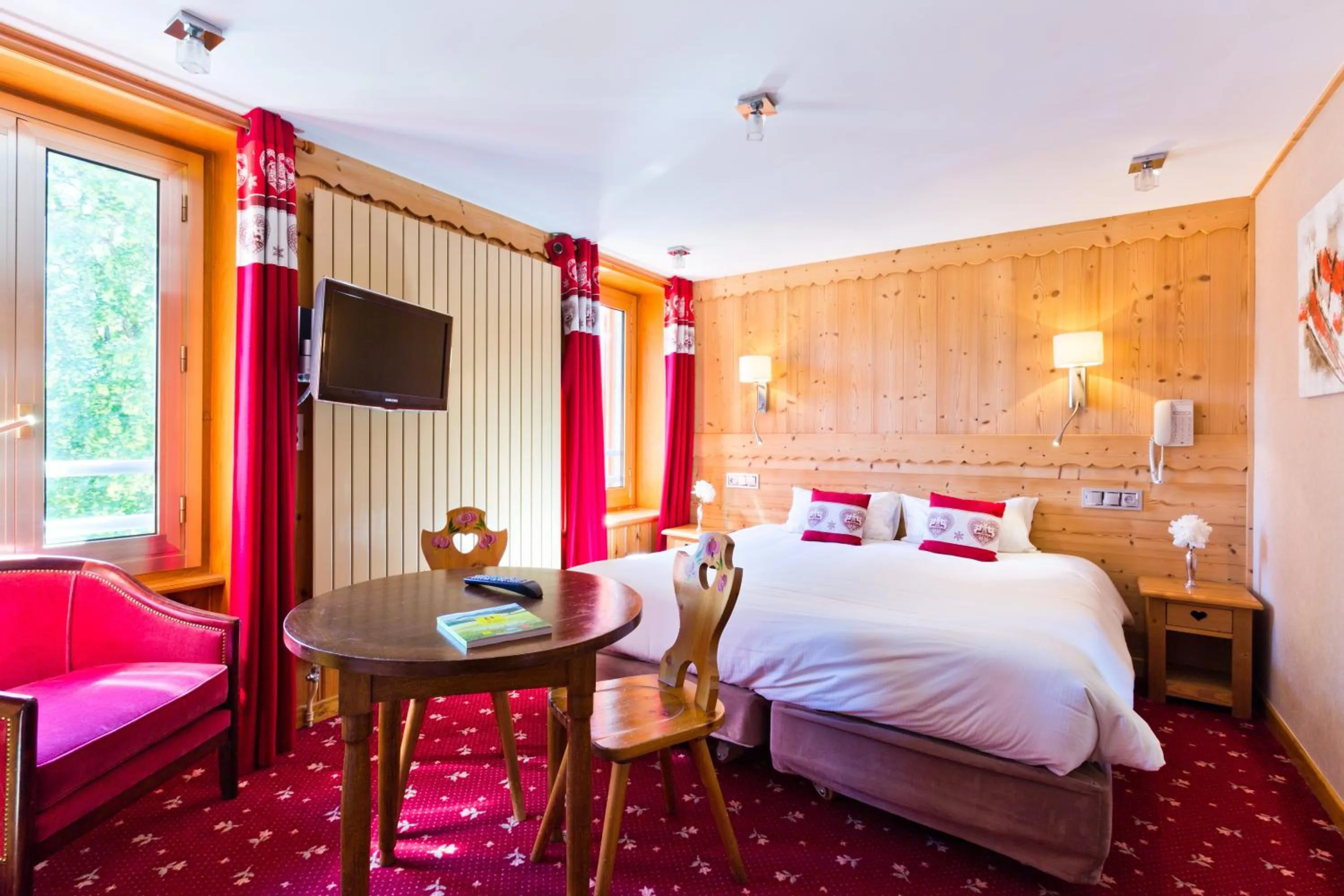 Photo of the whole room, Bed in Aiguille du Midi - Hôtel & Restaurant