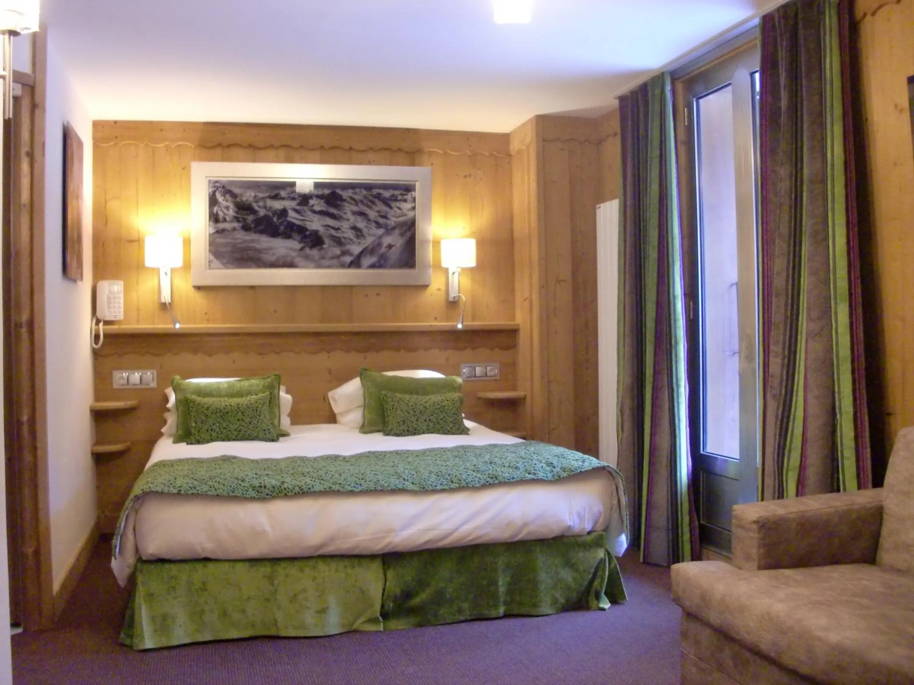 Bedroom, Bed in Aiguille du Midi - Hôtel & Restaurant