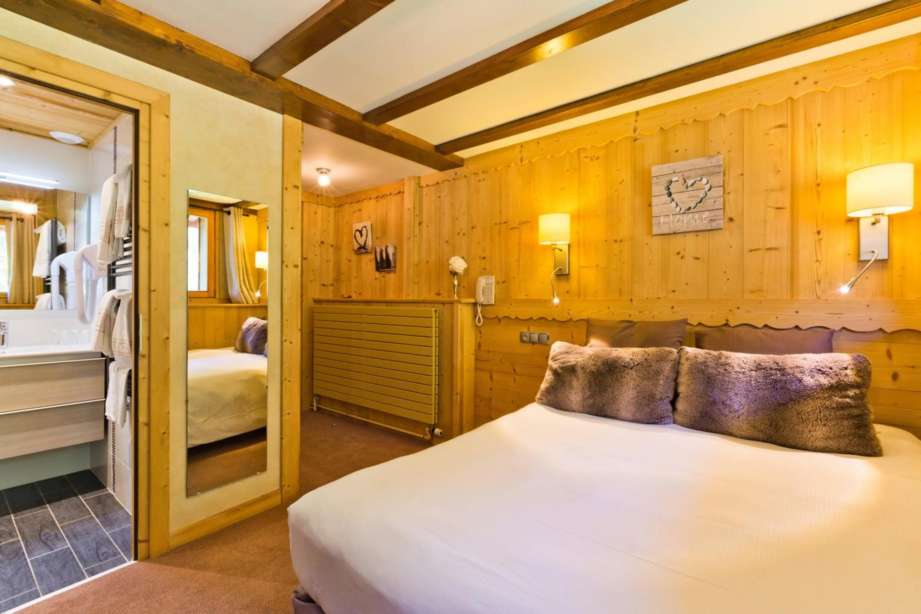 Bedroom, Bed in Aiguille du Midi - Hôtel & Restaurant