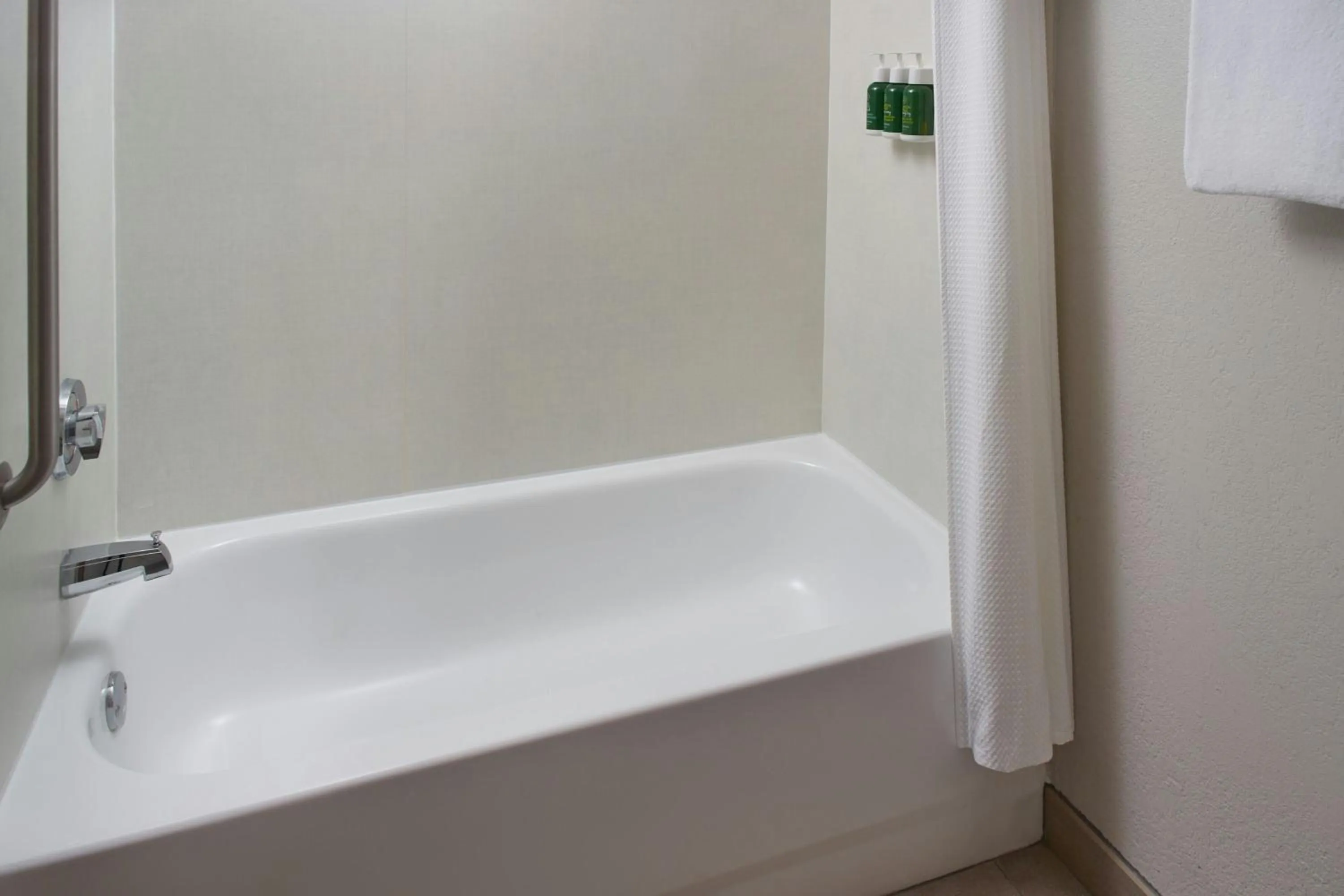 Bathroom in Courtyard by Marriott Myrtle Beach Broadway