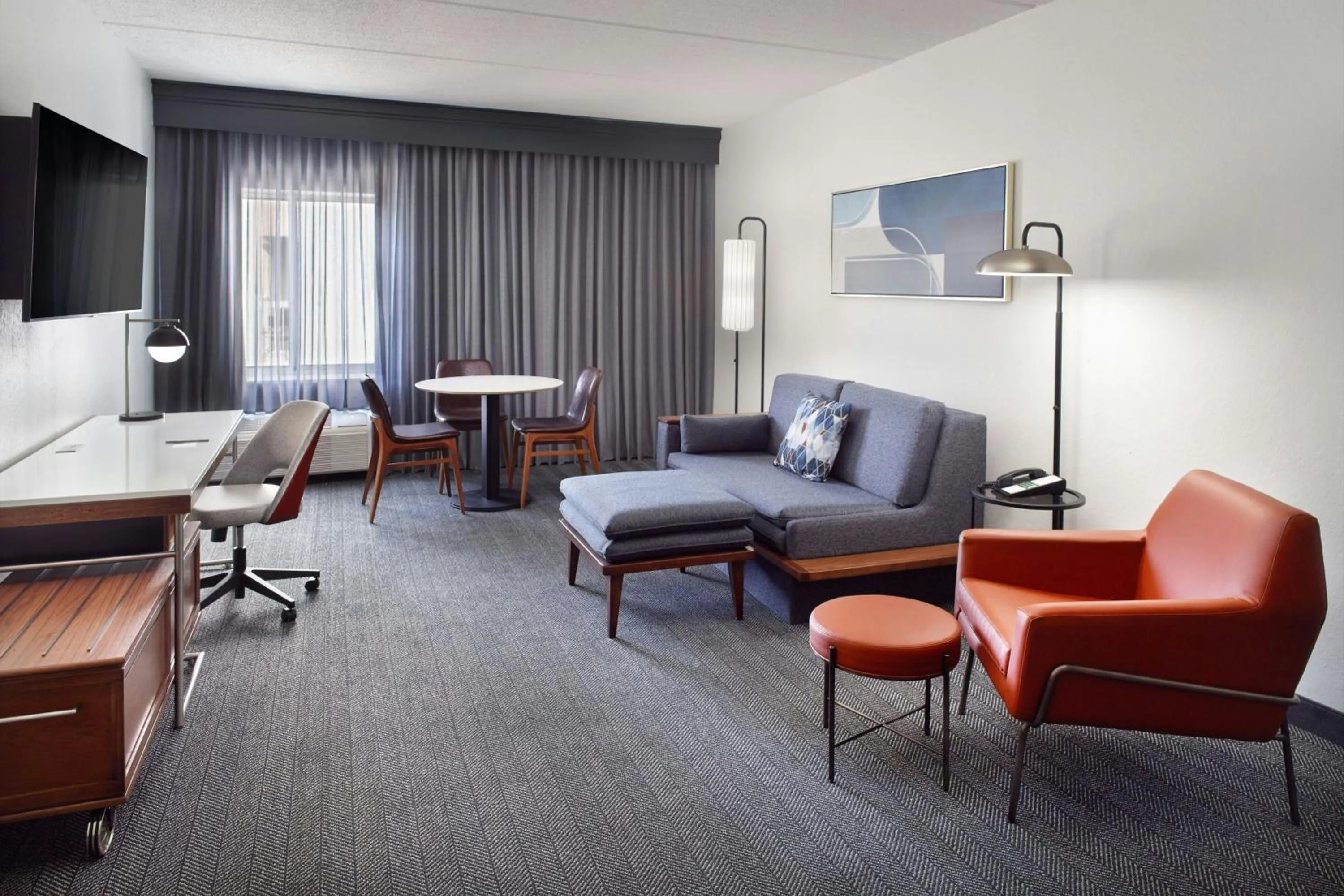 Living room in Courtyard by Marriott Myrtle Beach Broadway