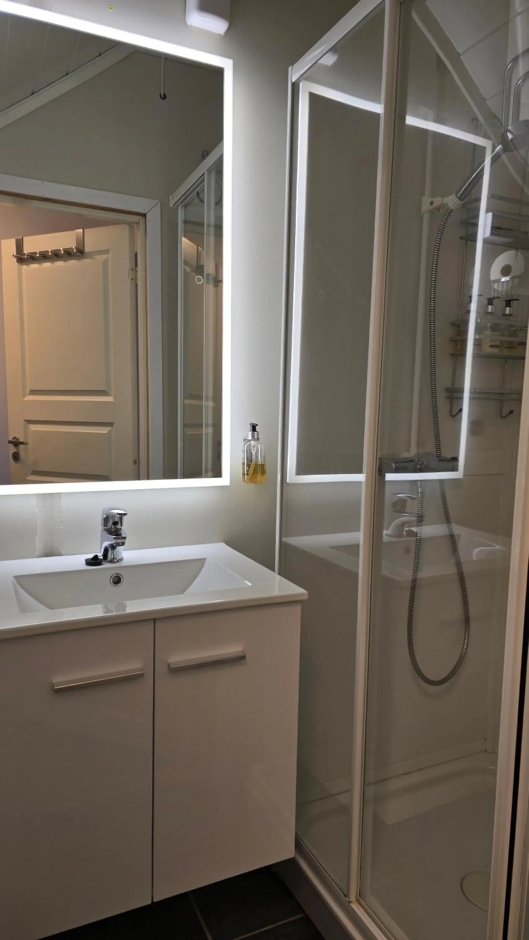 Shower in Flåm Marina