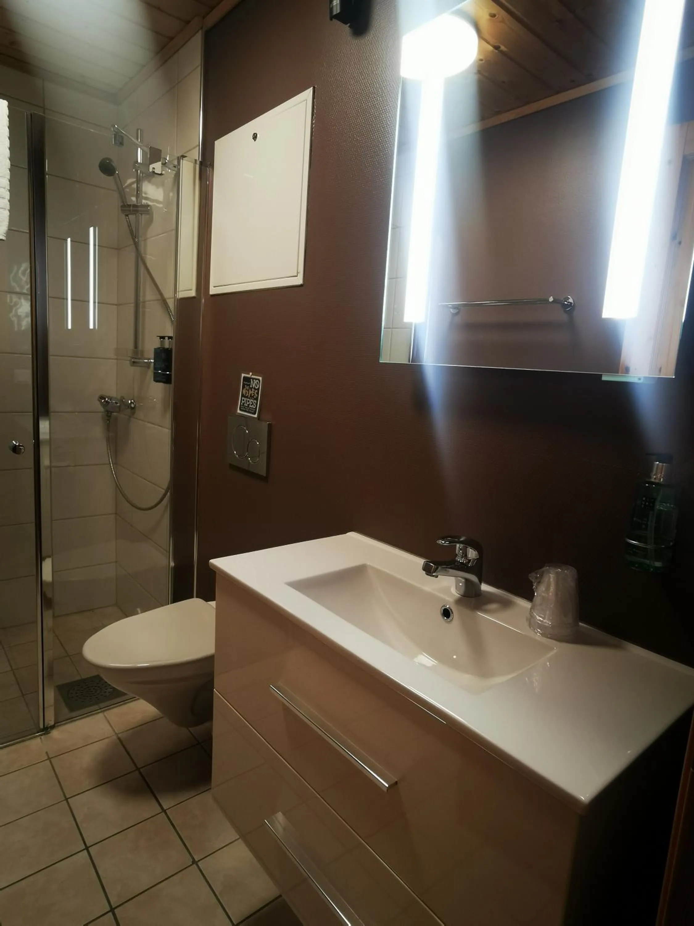 Shower in Flåm Marina