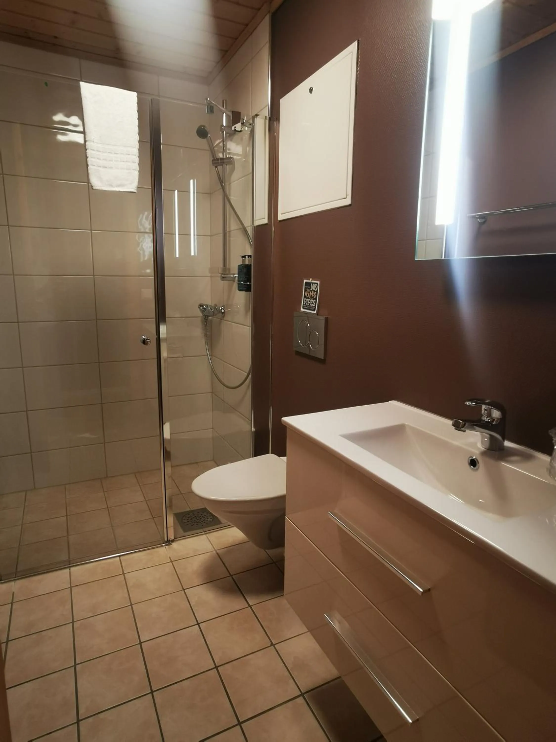 Shower in Flåm Marina