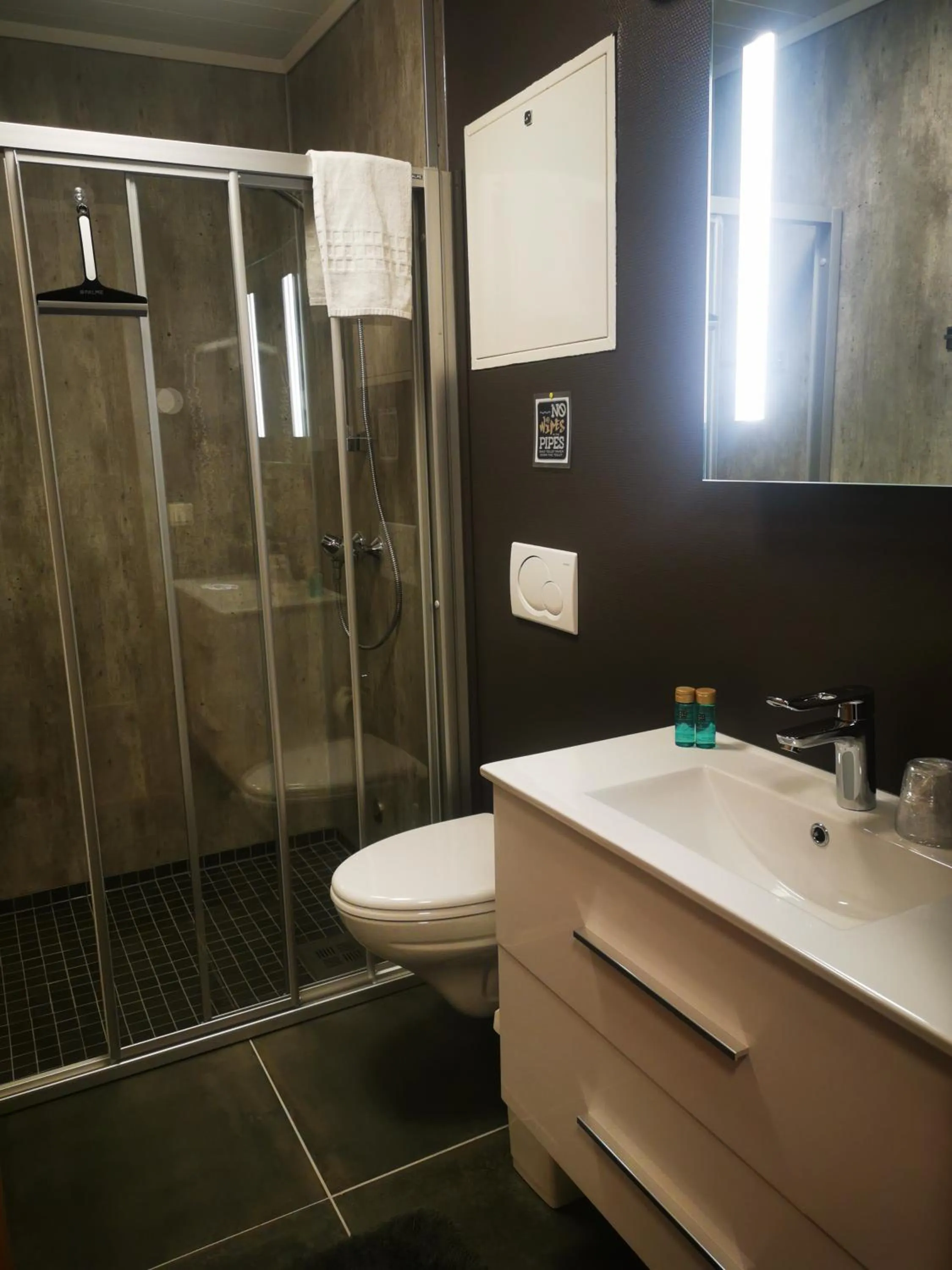 Shower in Flåm Marina