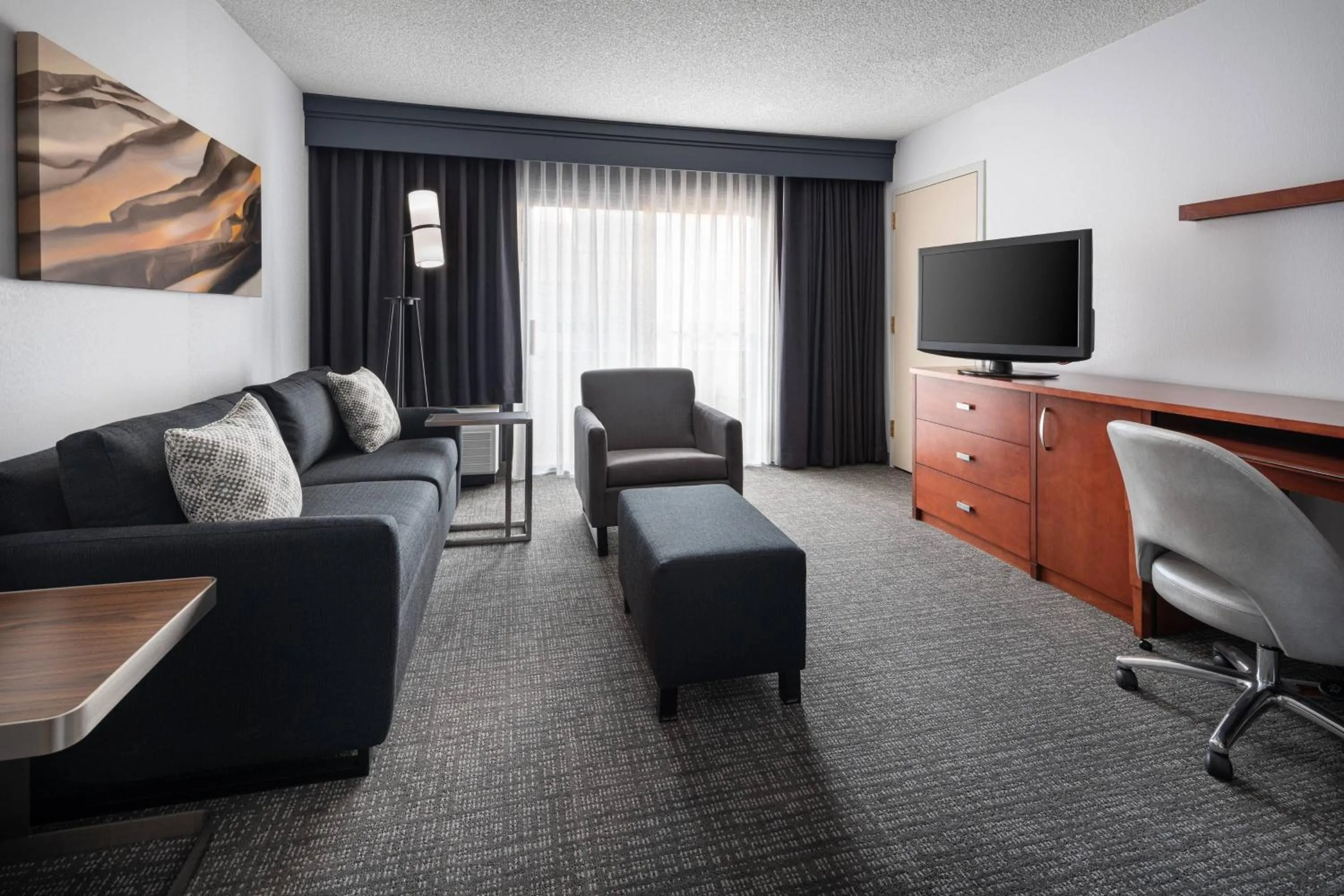 Living room in Courtyard by Marriott Pleasanton