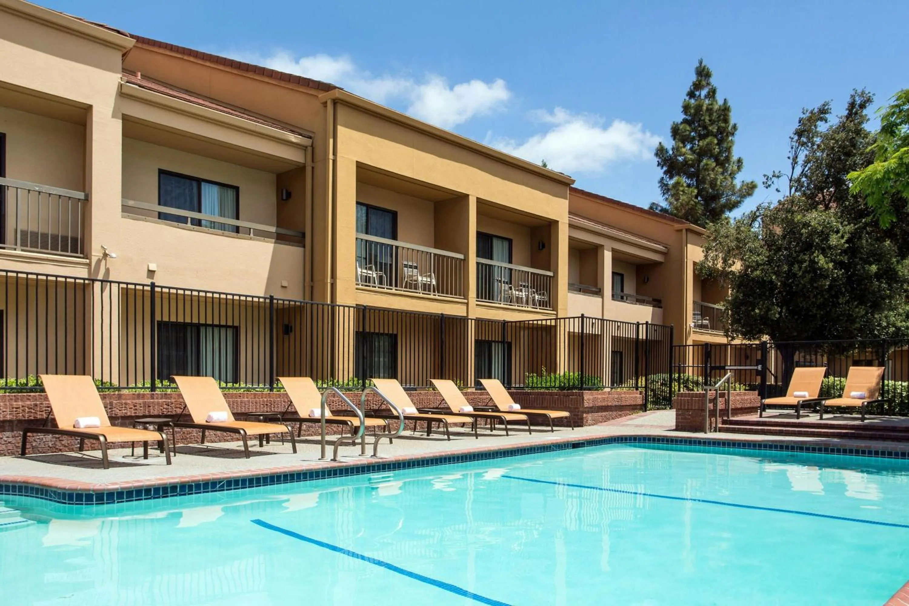 Swimming pool in Courtyard by Marriott Pleasanton