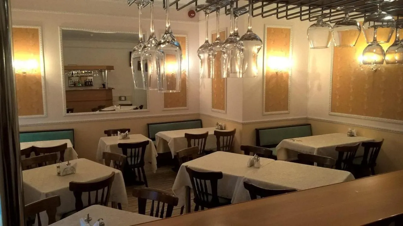 Restaurant/places to eat in Central Hotel