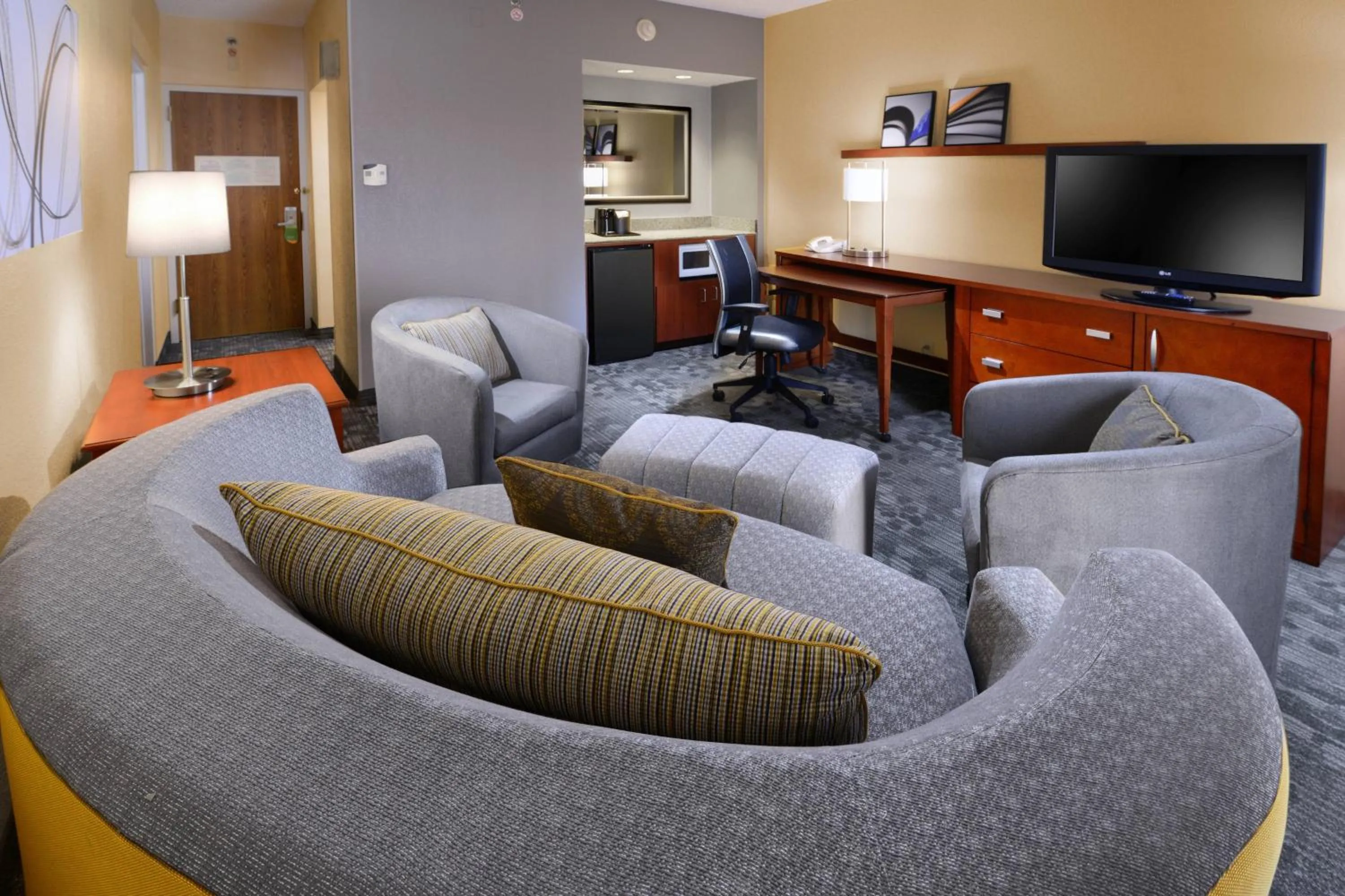 Living room in Courtyard by Marriott Oklahoma City Airport