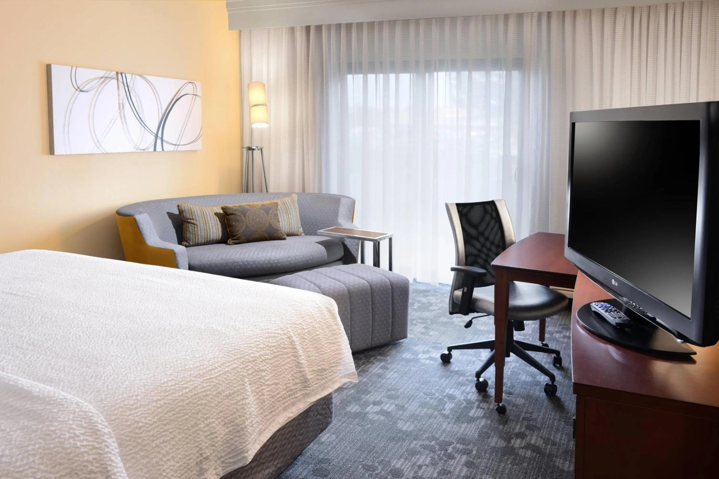 Photo of the whole room, Bed in Courtyard by Marriott Oklahoma City Airport