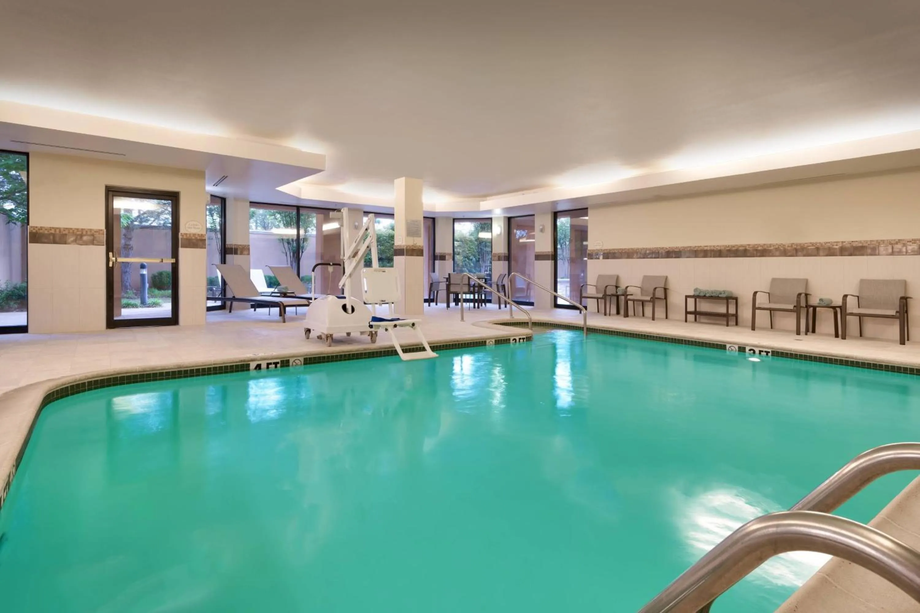 Swimming pool in Courtyard by Marriott Oklahoma City Northwest