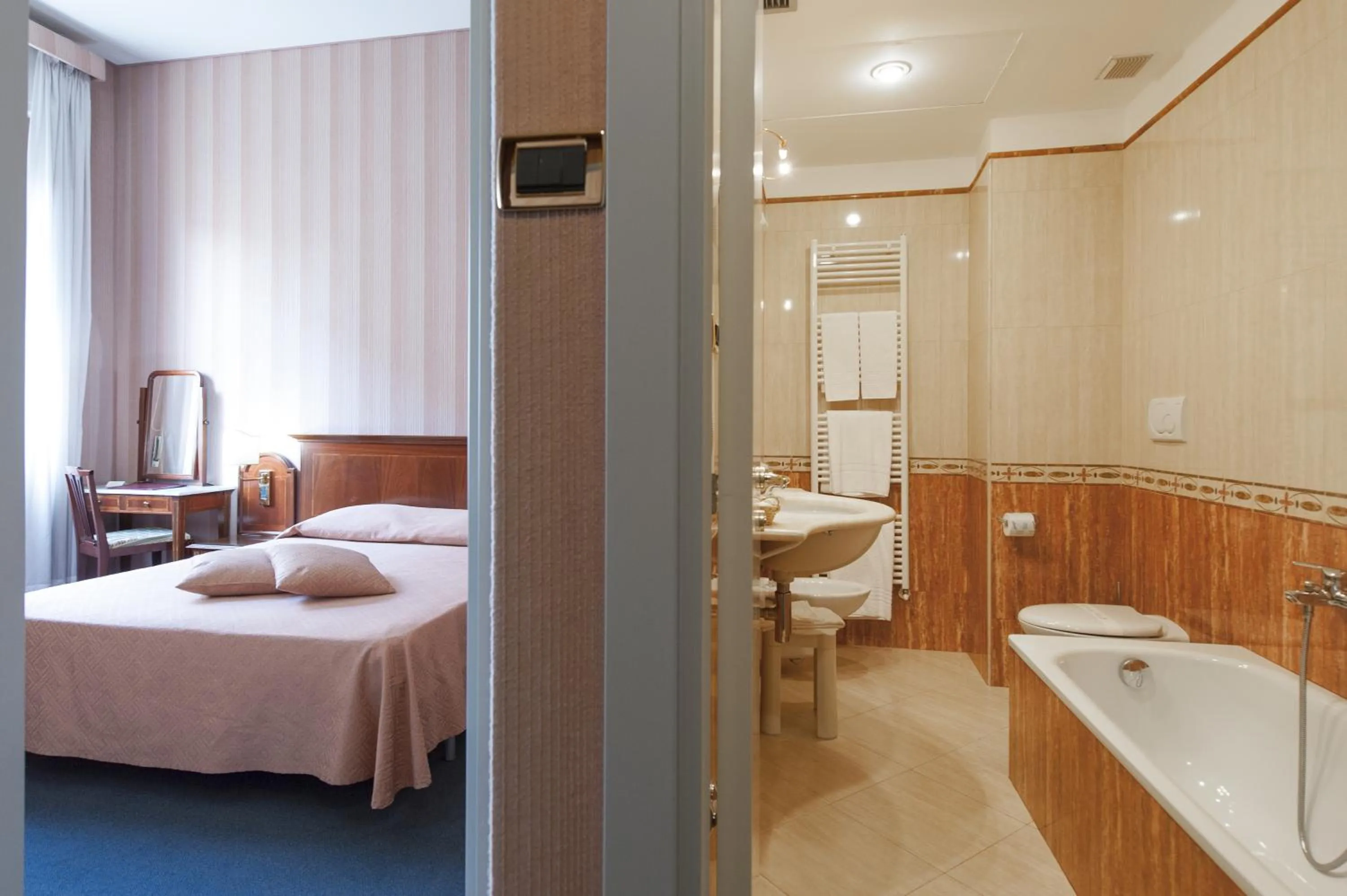 Photo of the whole room, Bed in Hotel Esplanade