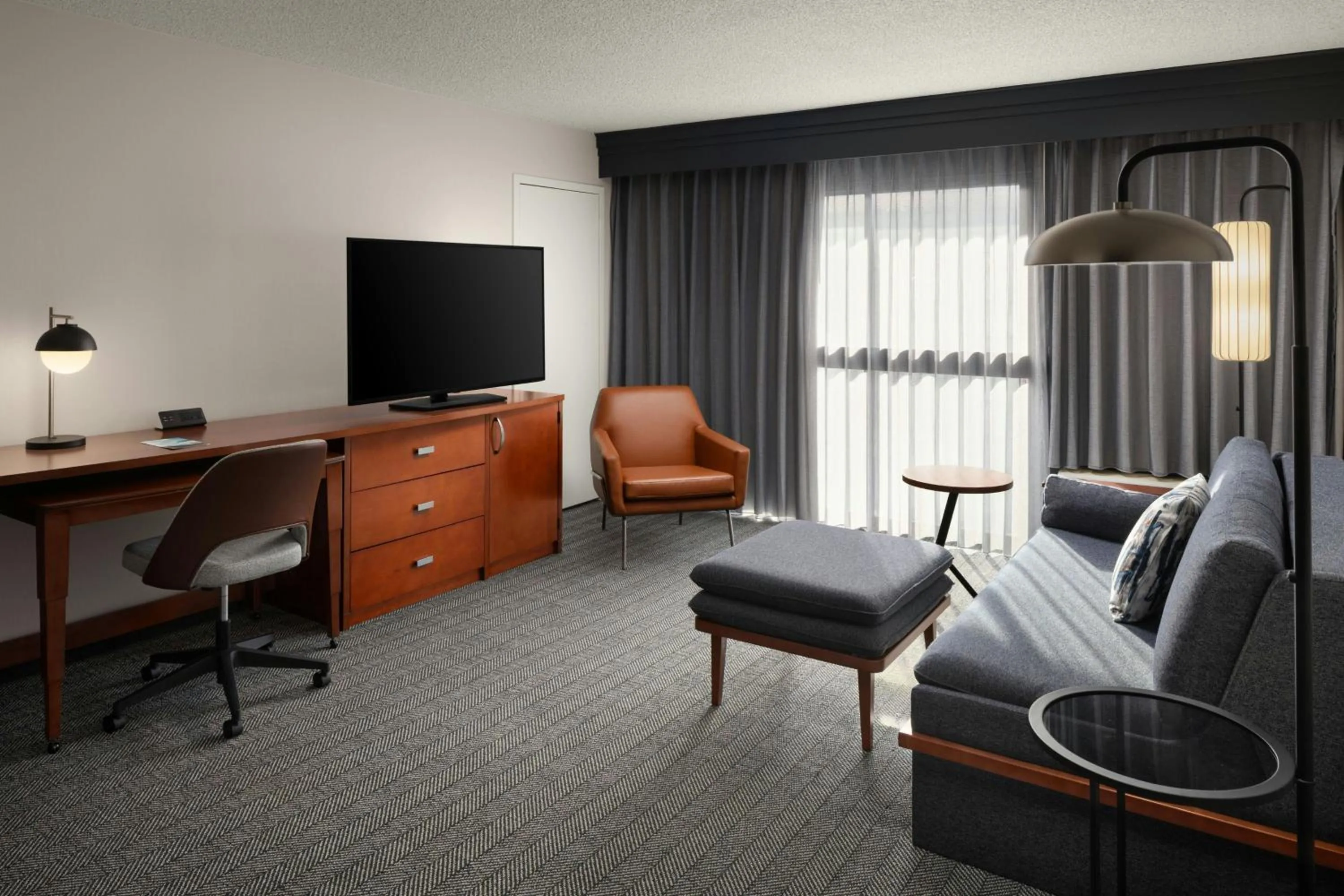 Living room in Courtyard by Marriott Portland Beaverton