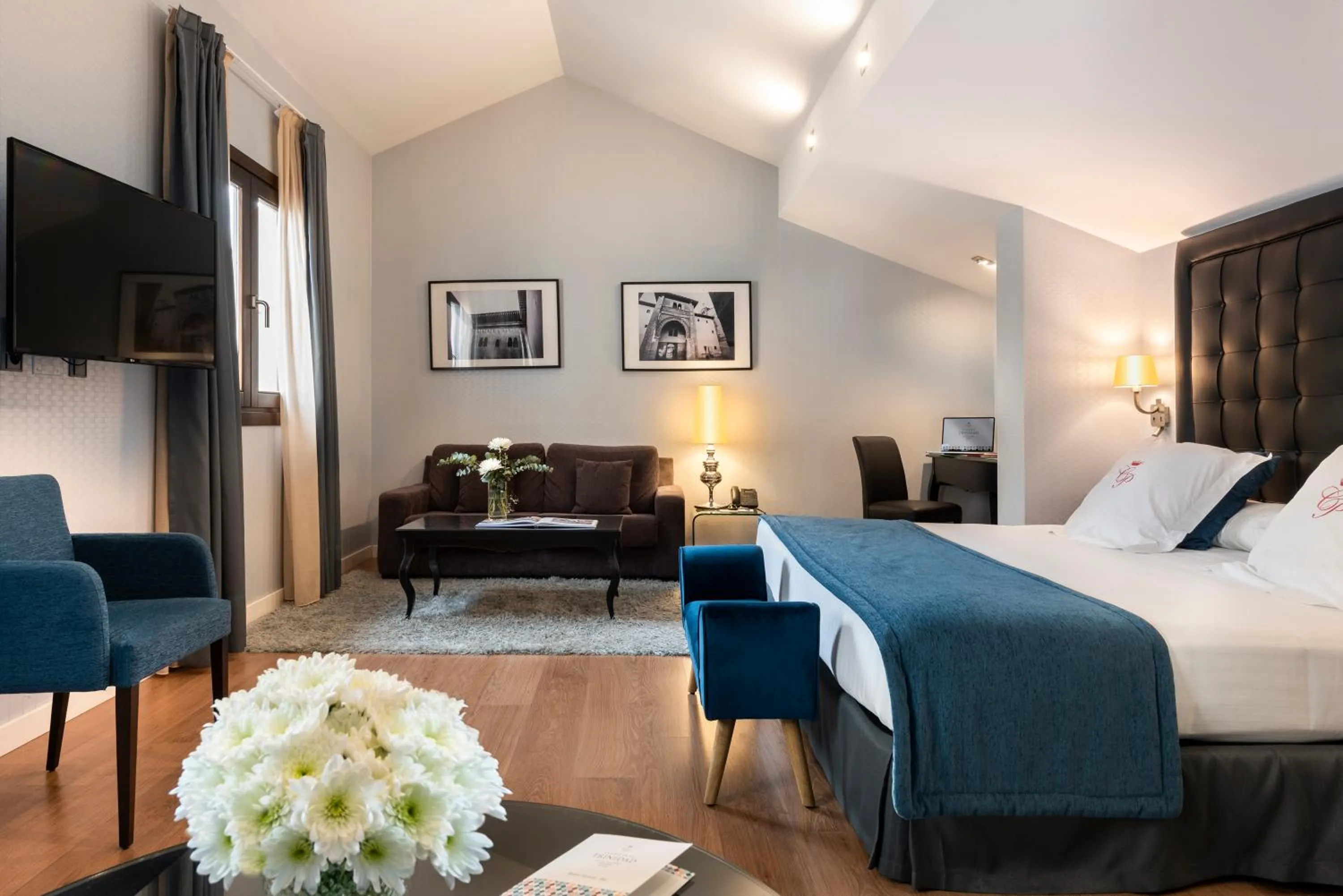 Photo of the whole room, Bed in La Casa de la Trinidad