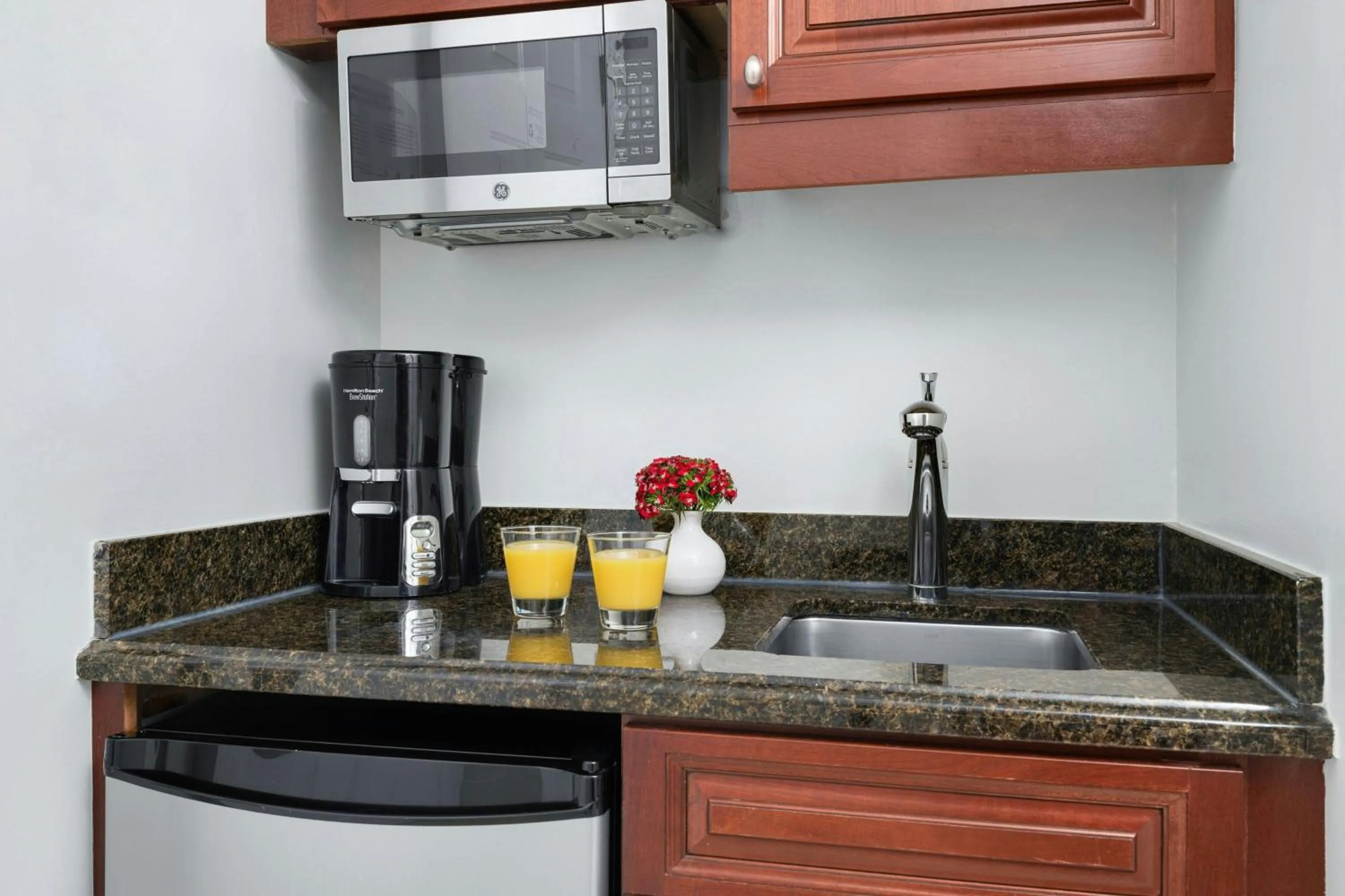 Kitchen or kitchenette in Marriott's Manor Club at Ford's Colony