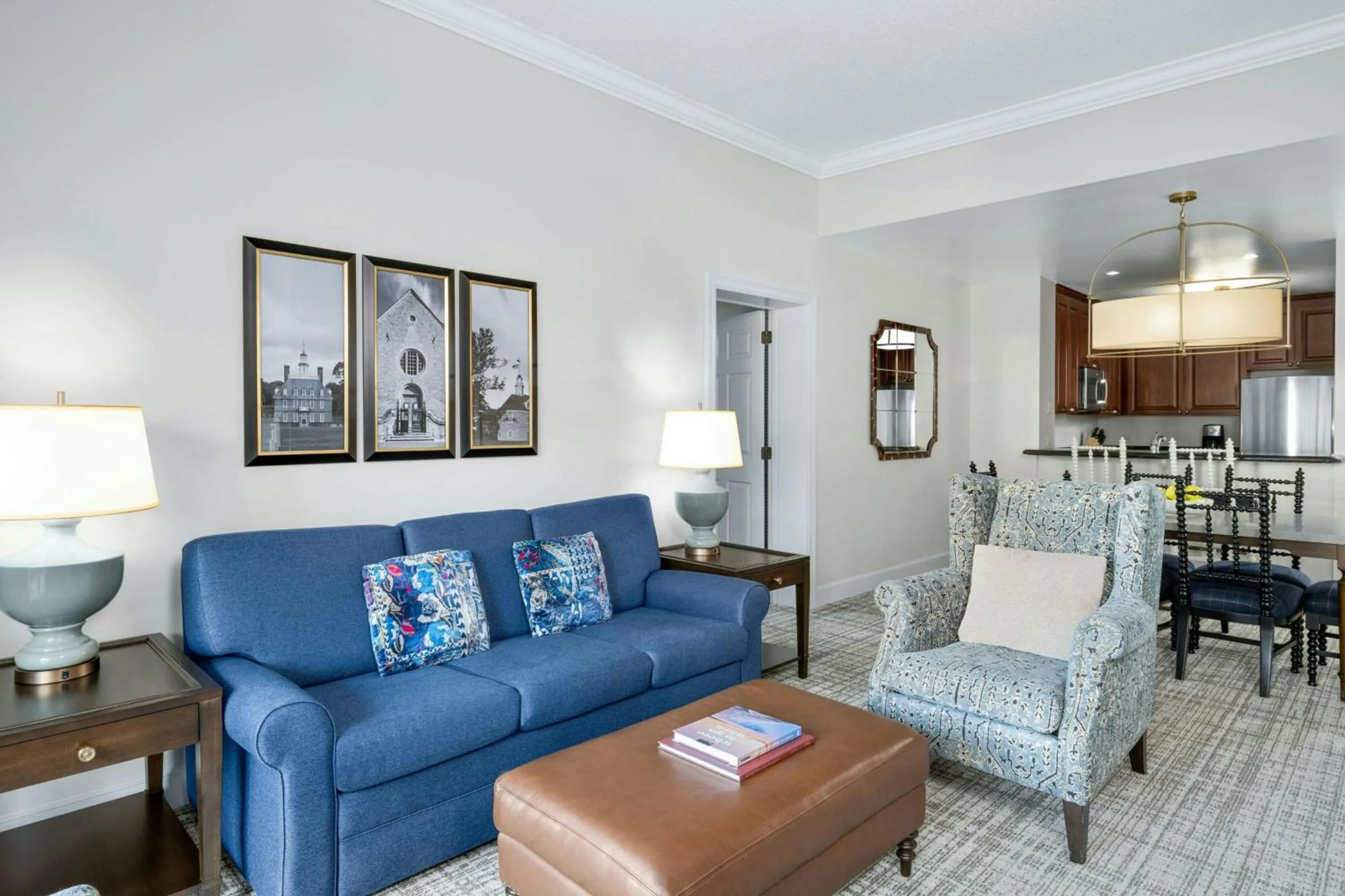 Living room in Marriott's Manor Club at Ford's Colony