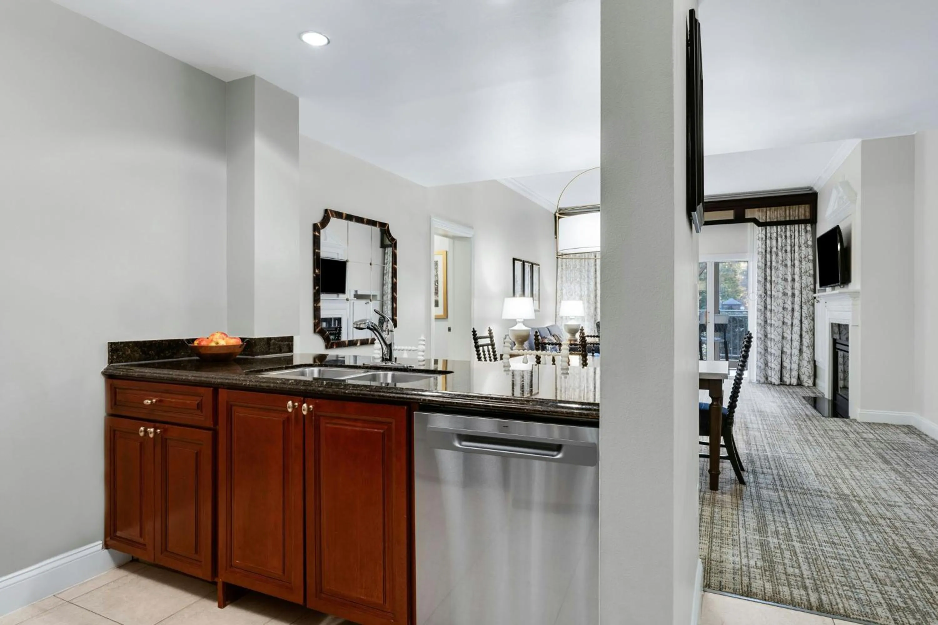 Kitchen or kitchenette in Marriott's Manor Club at Ford's Colony