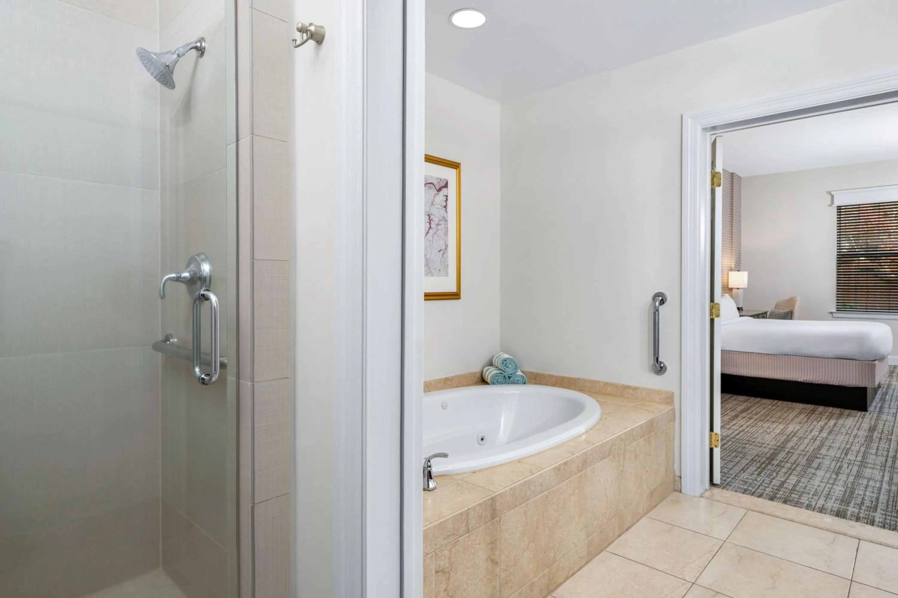 Bathroom, Bed in Marriott's Manor Club at Ford's Colony