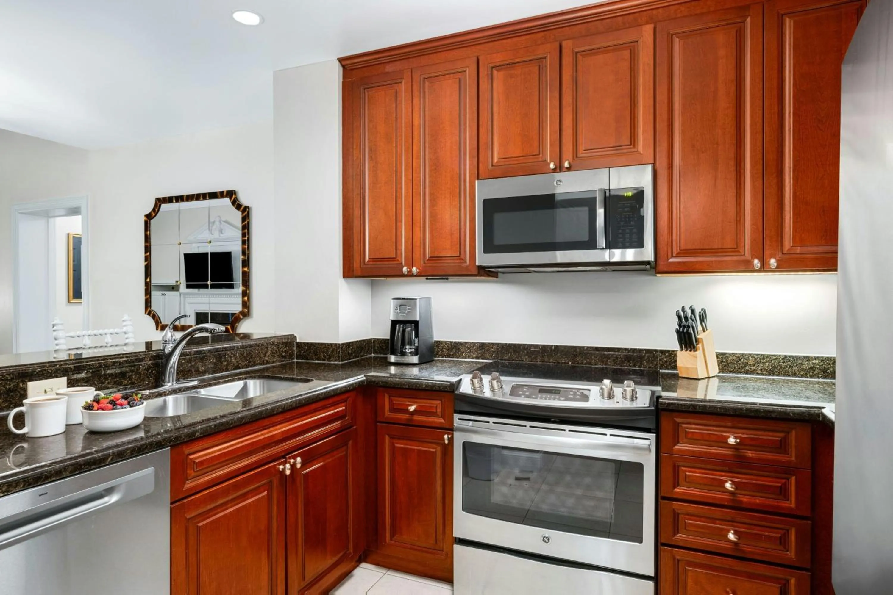 Kitchen or kitchenette in Marriott's Manor Club at Ford's Colony