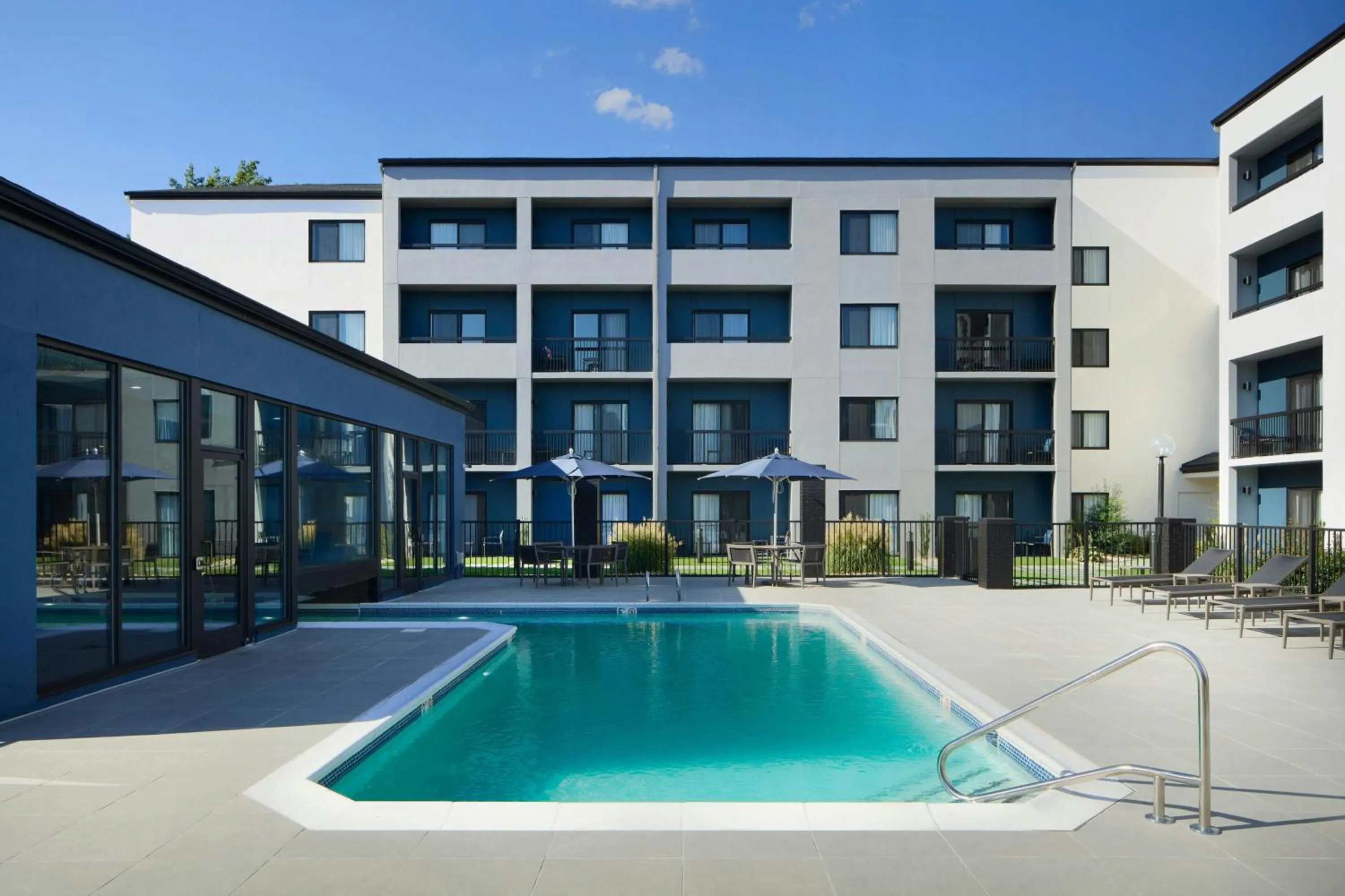 Swimming pool in Courtyard Williamsburg - Busch Gardens