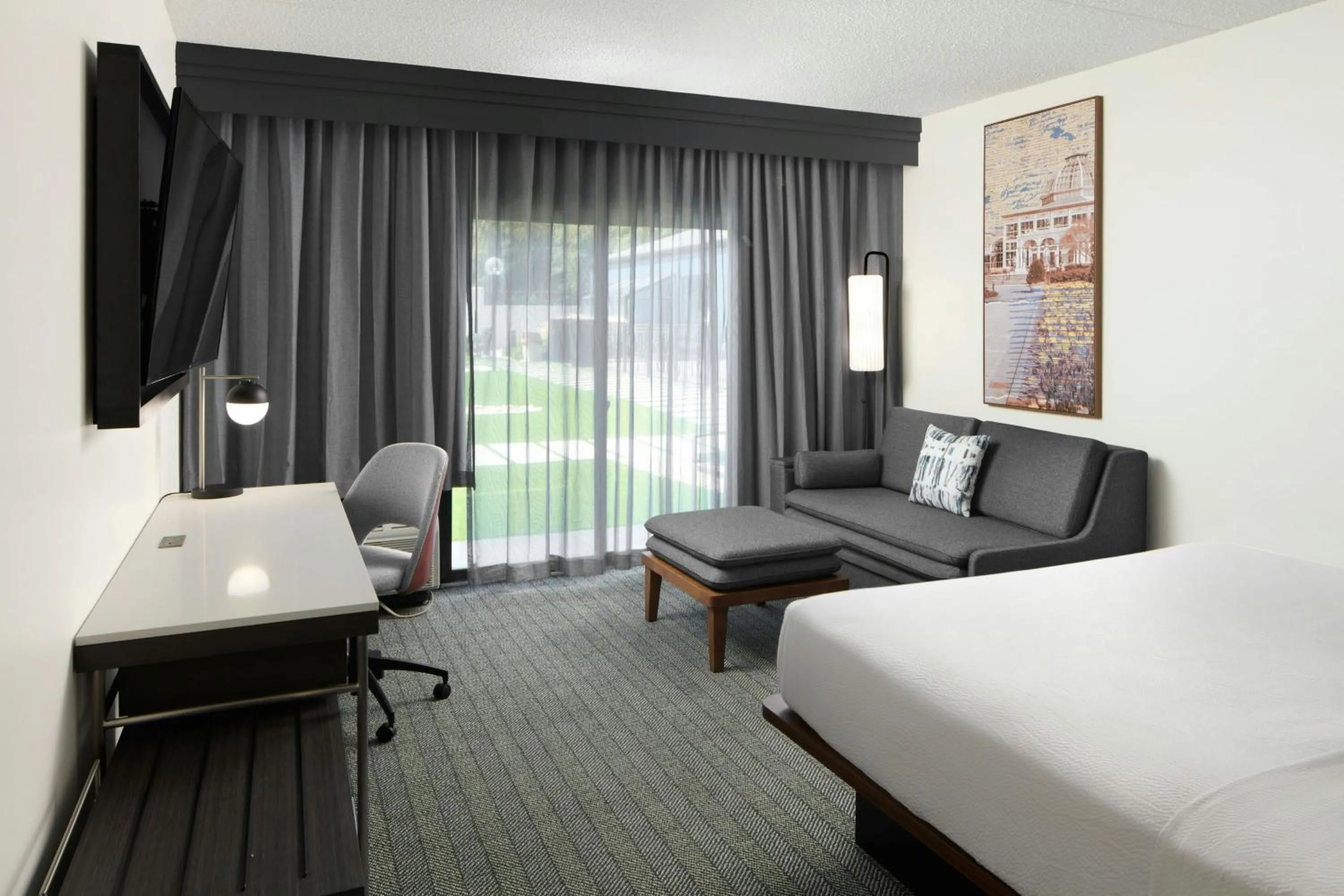 Photo of the whole room, Bed in Courtyard Williamsburg - Busch Gardens