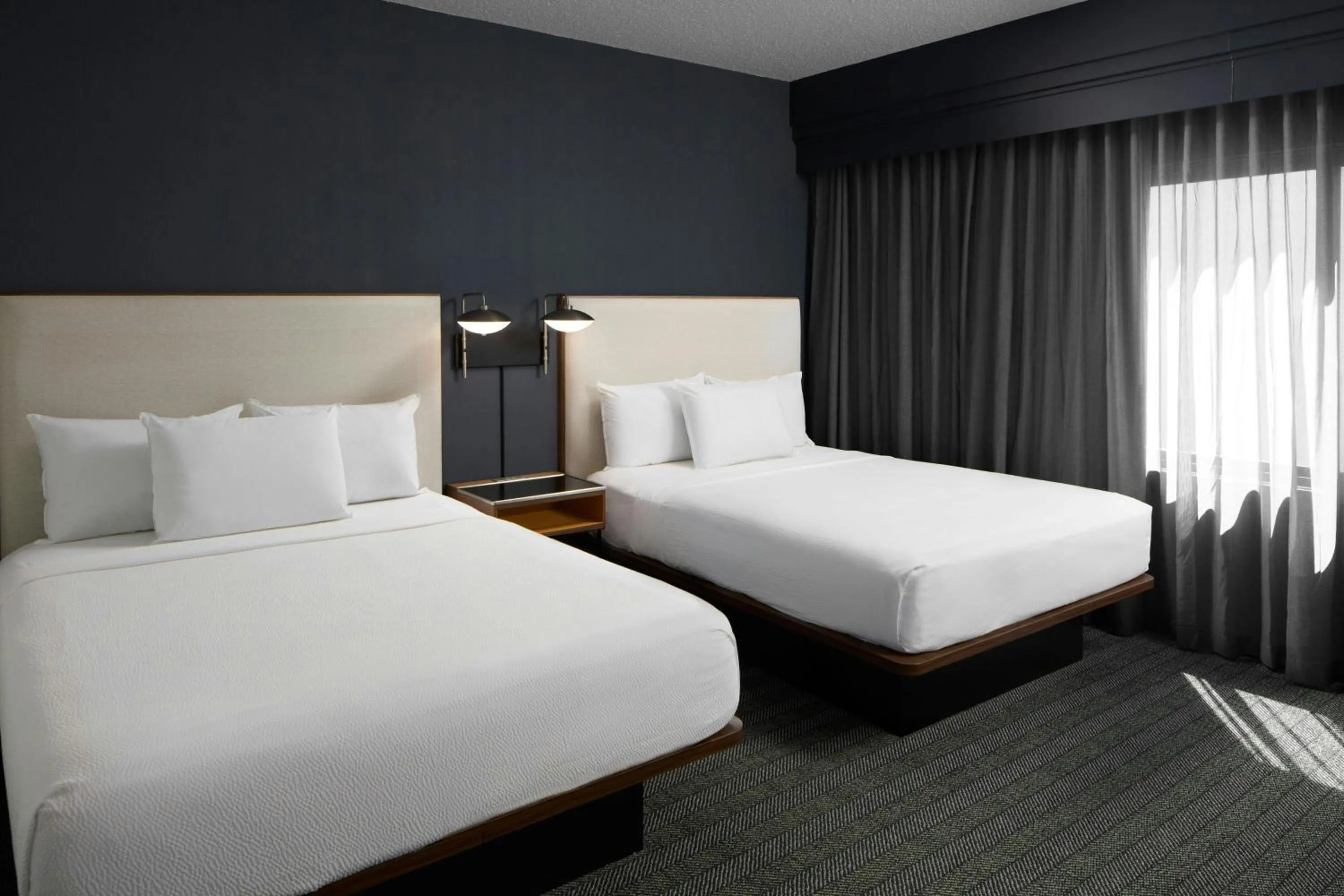 Bedroom, Bed in Courtyard Williamsburg - Busch Gardens