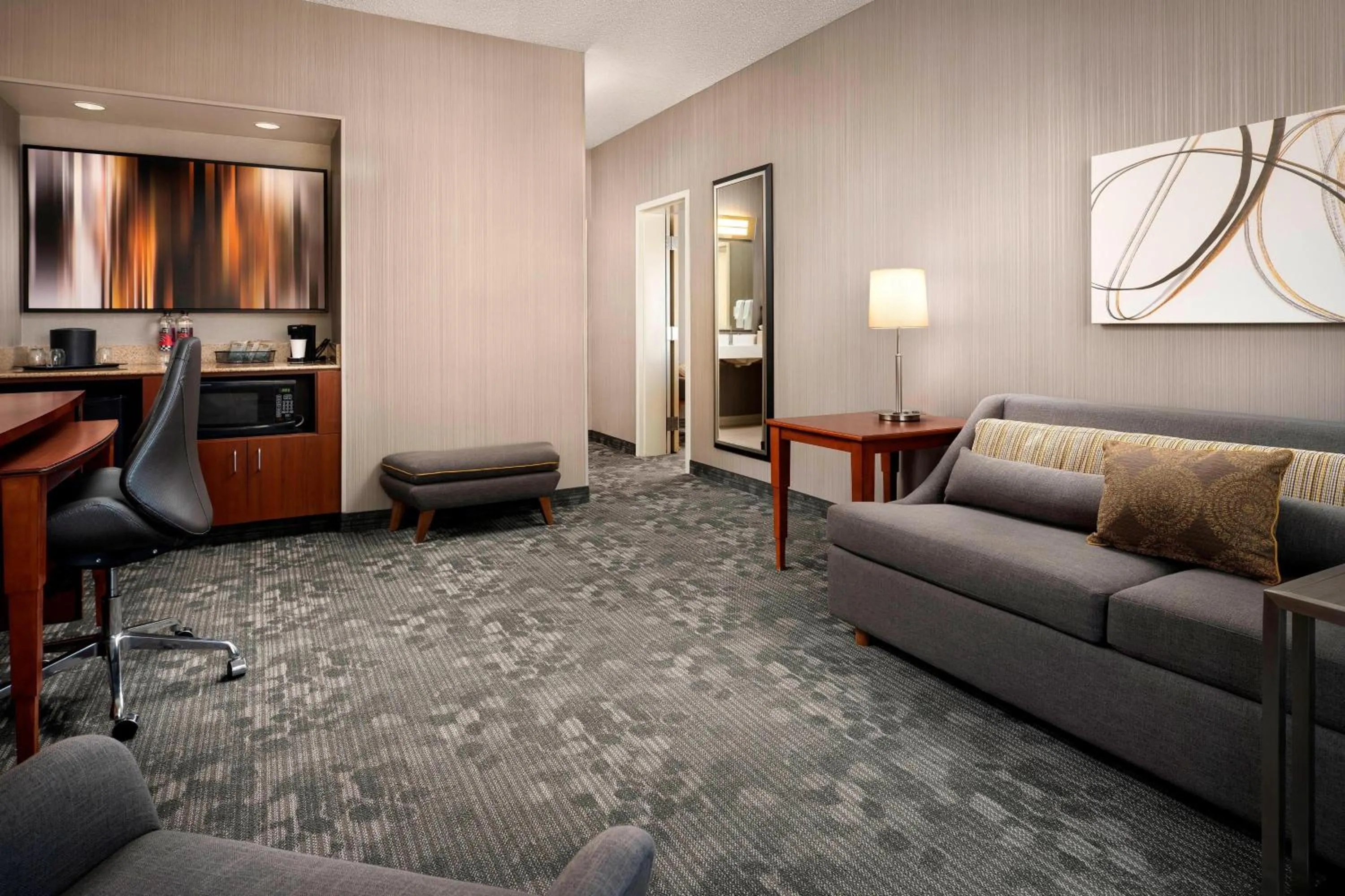 Living room in Courtyard by Marriott Phoenix Mesa
