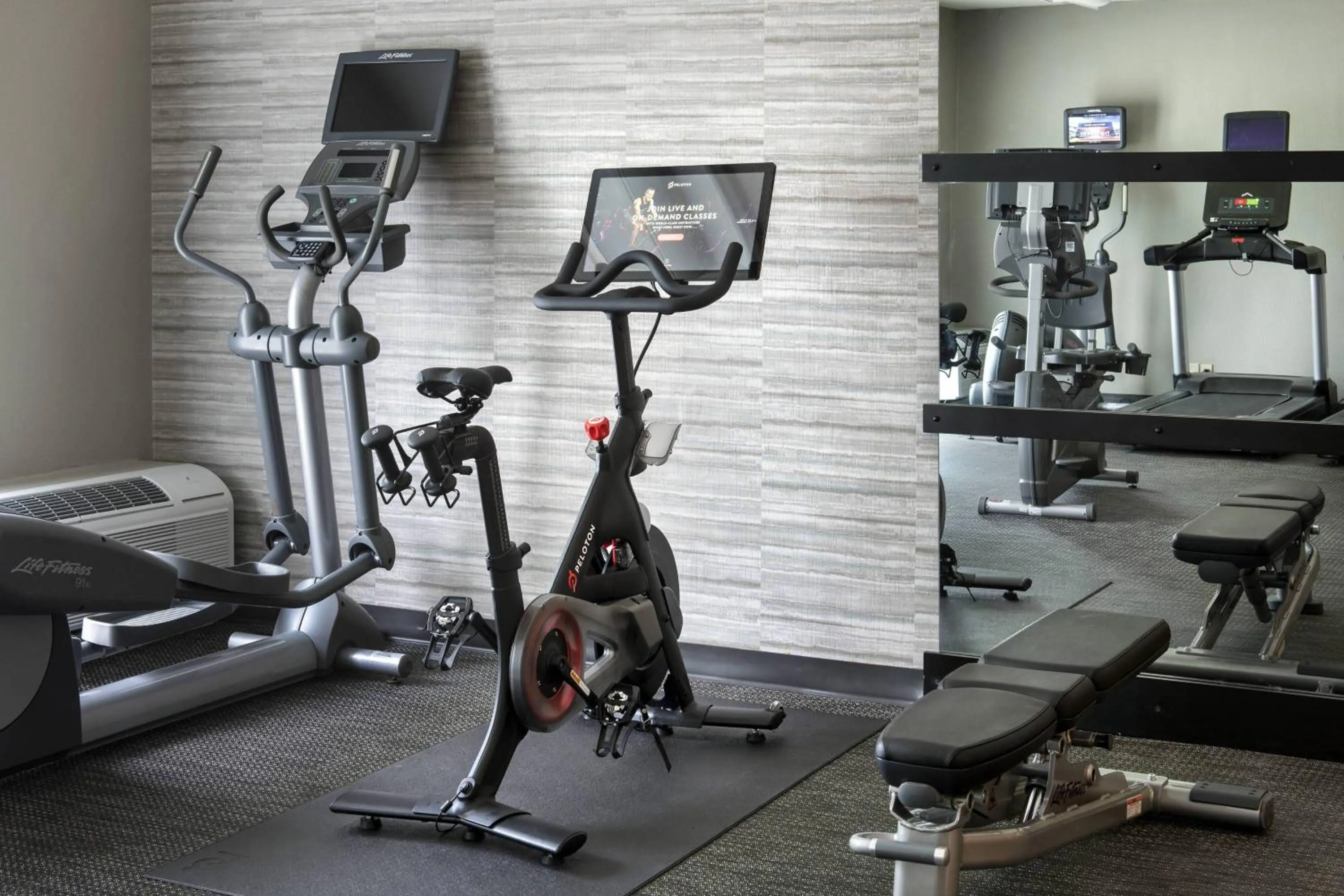 Fitness centre/facilities in Courtyard by Marriott Poughkeepsie