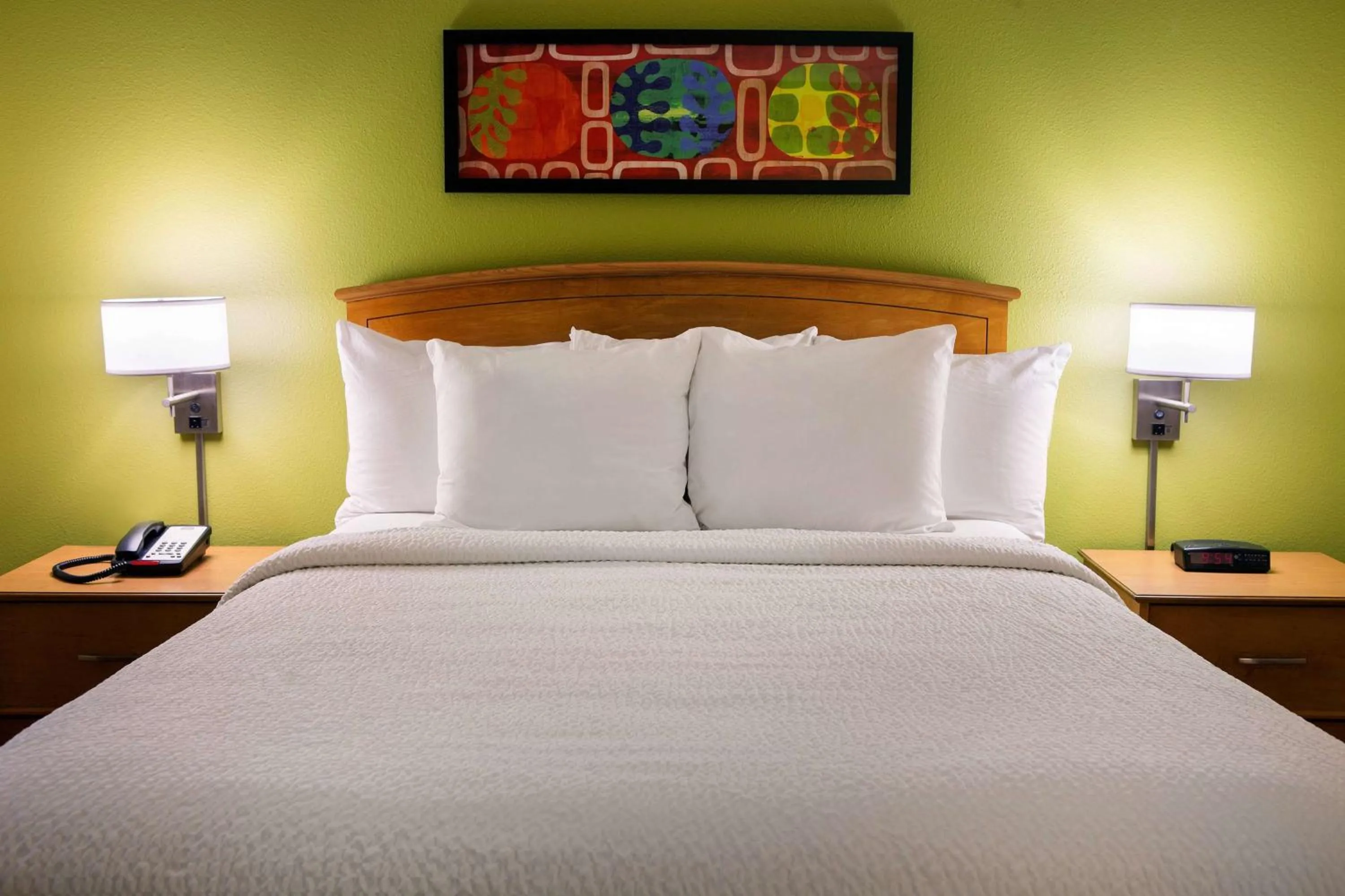 Photo of the whole room, Bed in Sonesta Simply Suites Phoenix Scottsdale