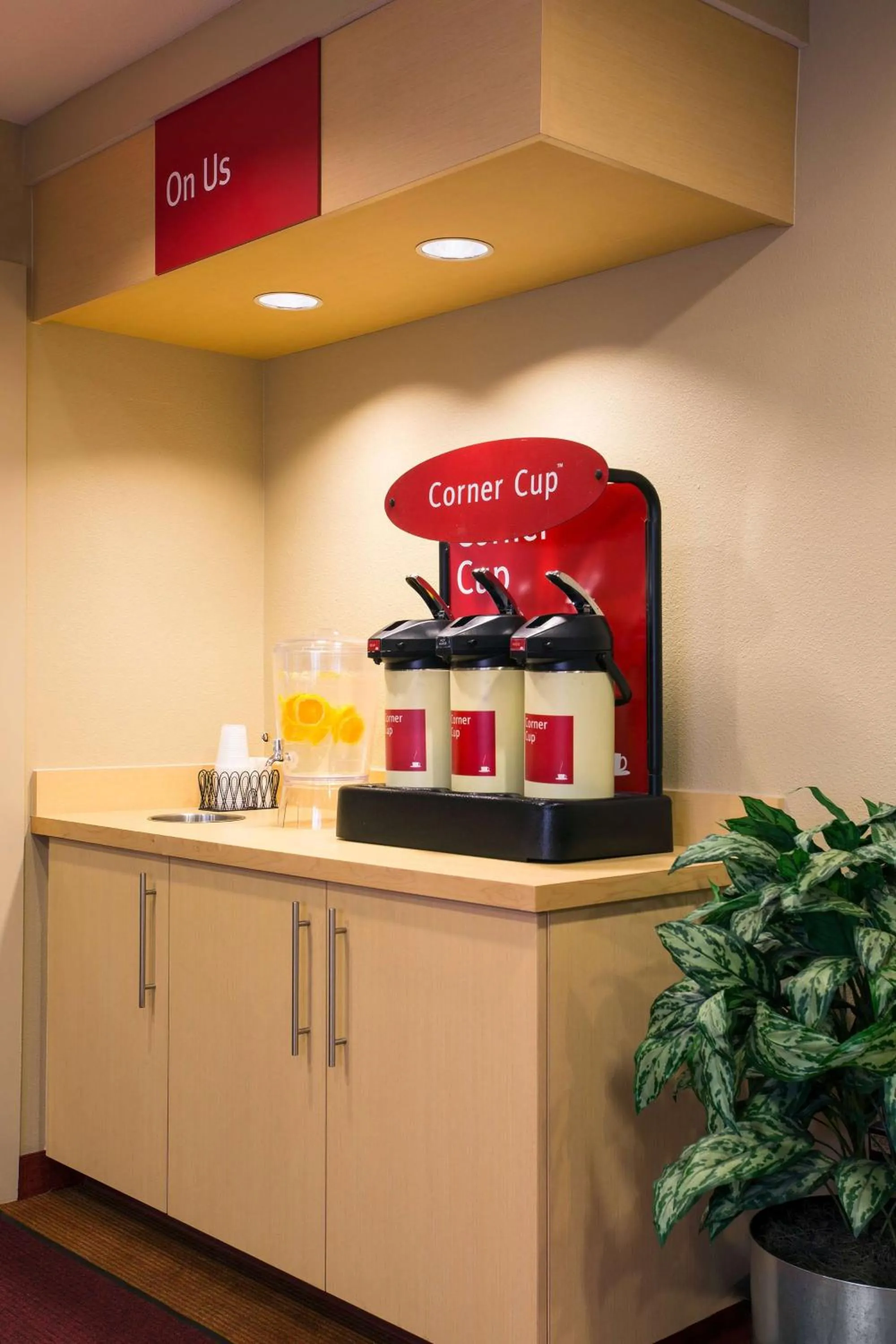 Coffee/tea facilities in Sonesta Simply Suites Phoenix Scottsdale