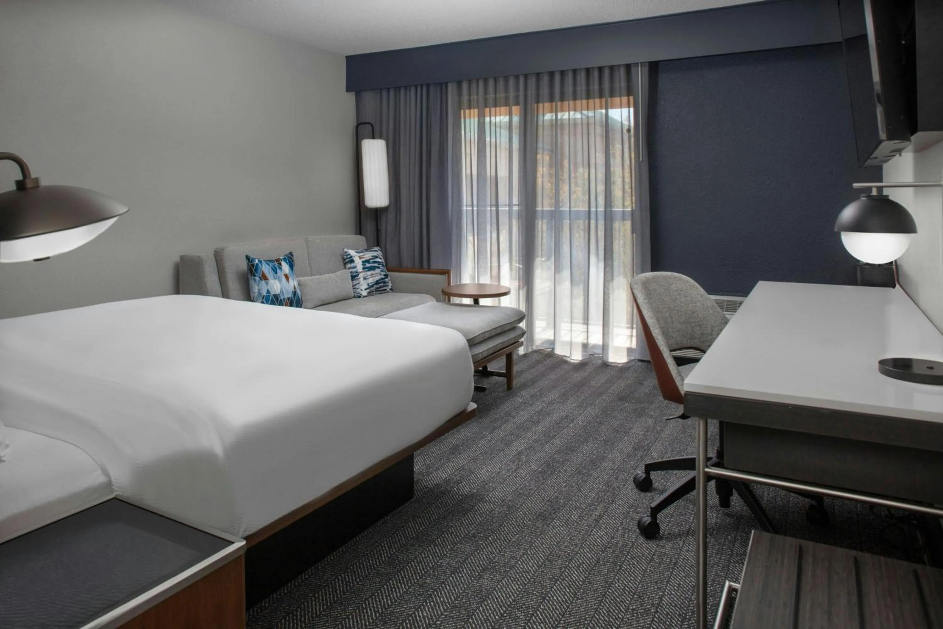 Photo of the whole room, Bed in Courtyard by Marriott Richmond Northwest