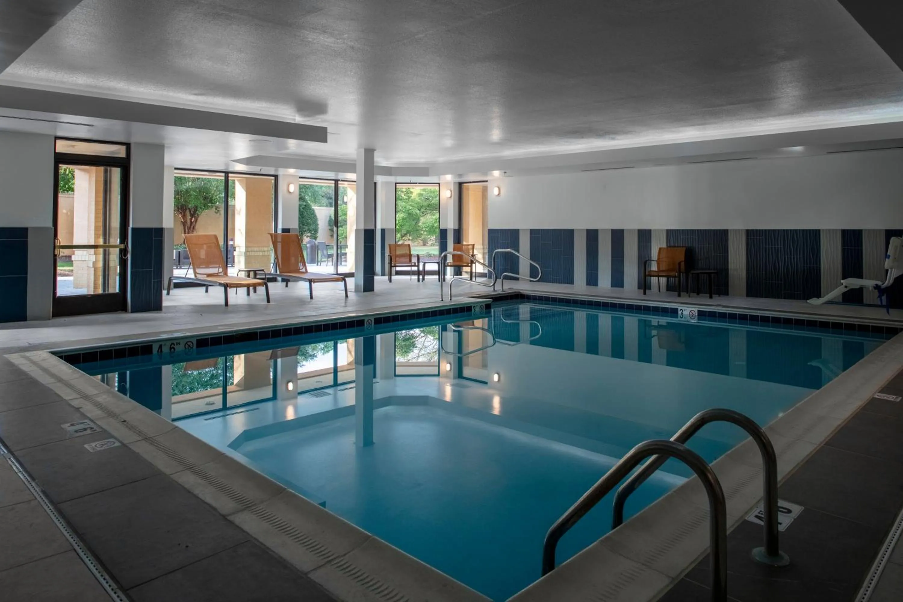 Swimming pool in Courtyard by Marriott Richmond Northwest