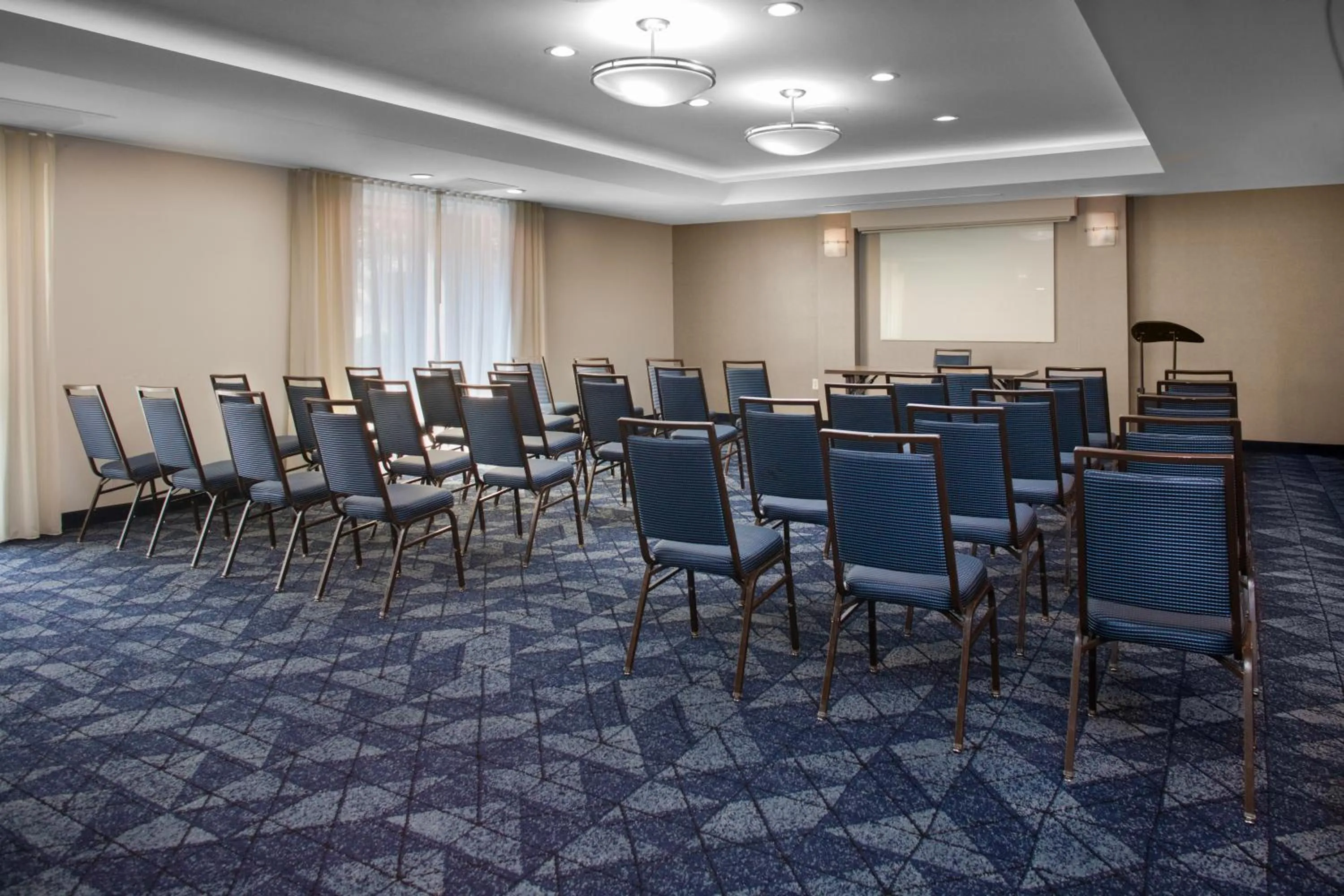 Meeting/conference room in Courtyard by Marriott Richmond Northwest