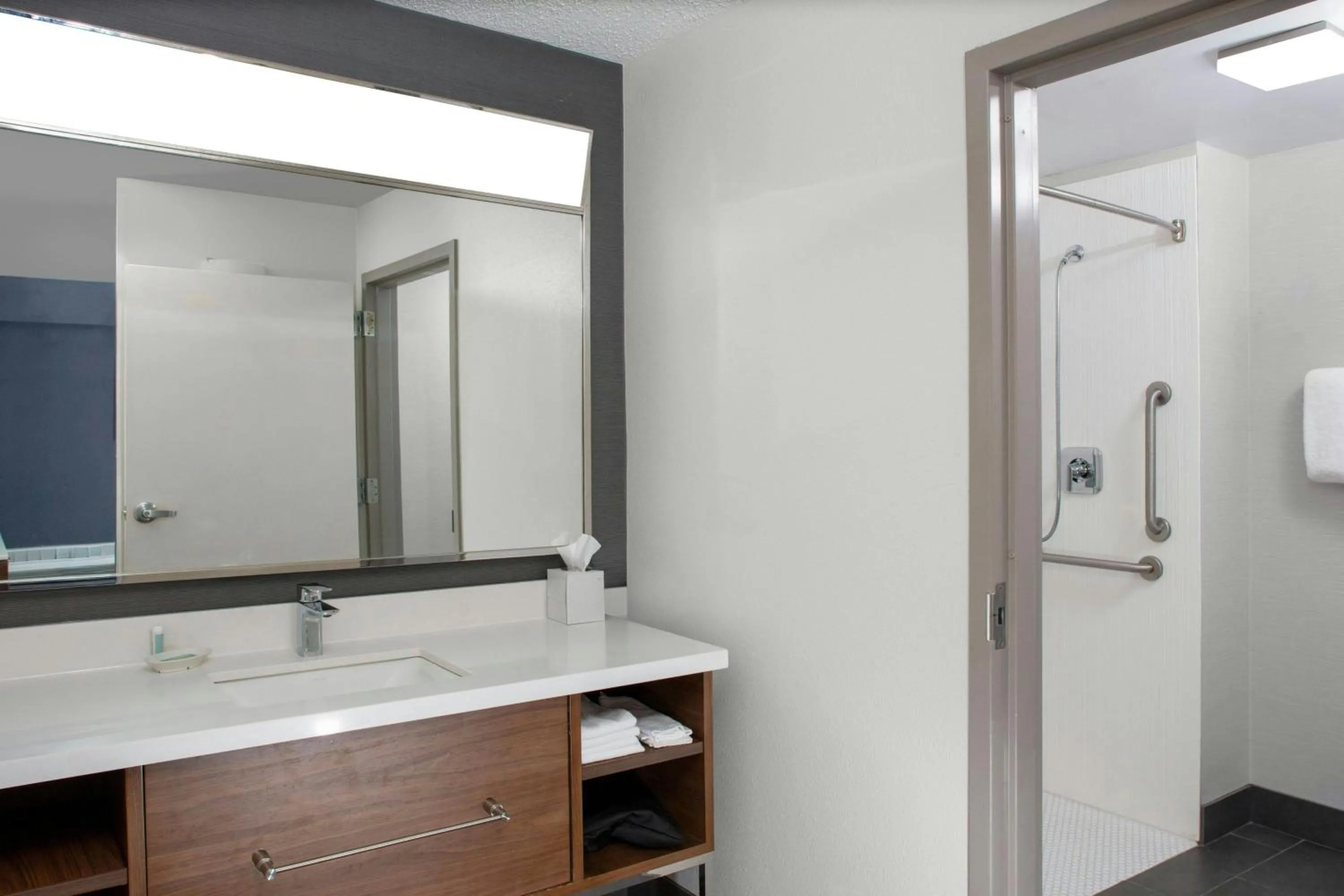 Bathroom in Courtyard by Marriott Richmond Northwest