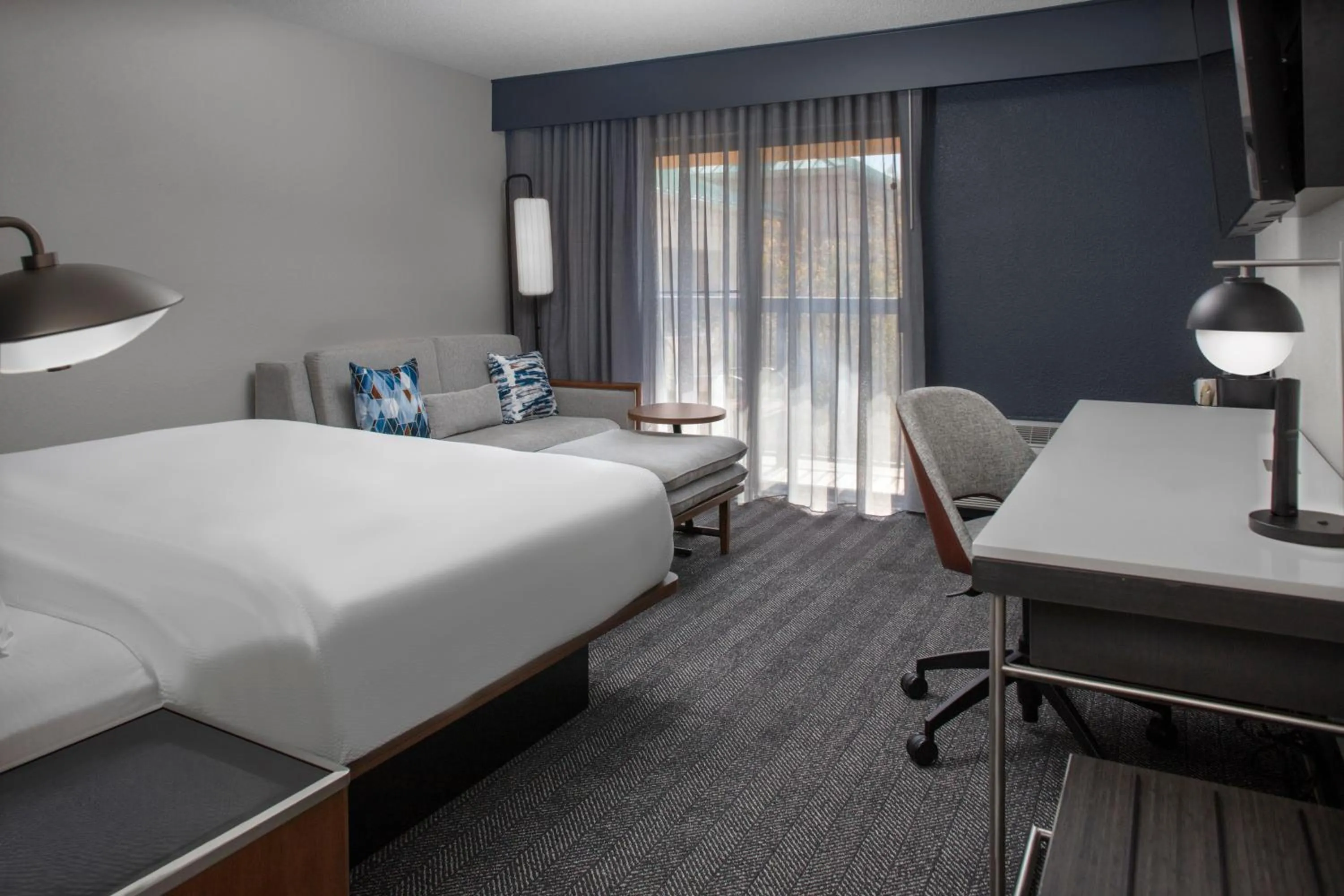 Bedroom, Bed in Courtyard by Marriott Richmond Northwest