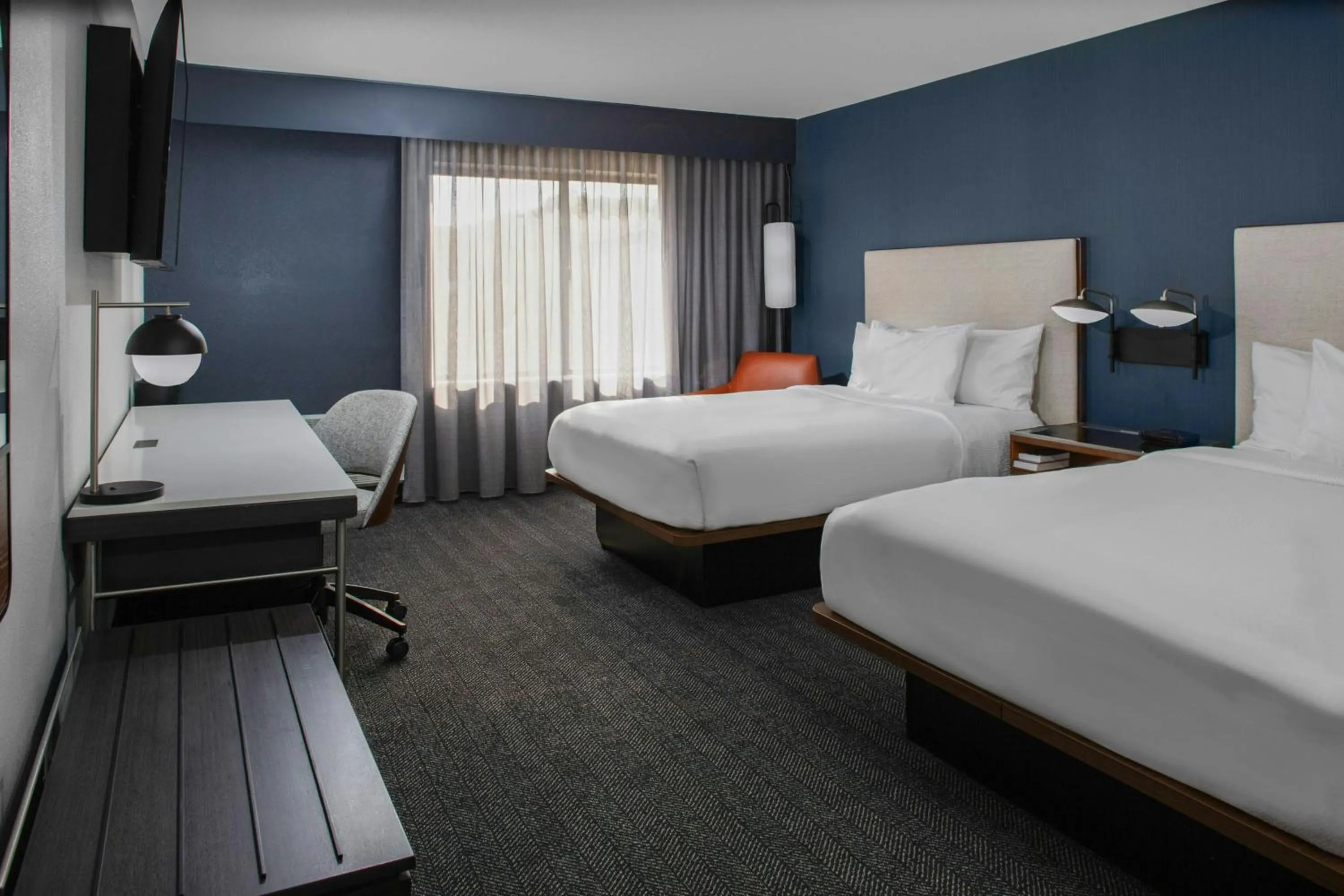 Photo of the whole room, Bed in Courtyard by Marriott Richmond Northwest