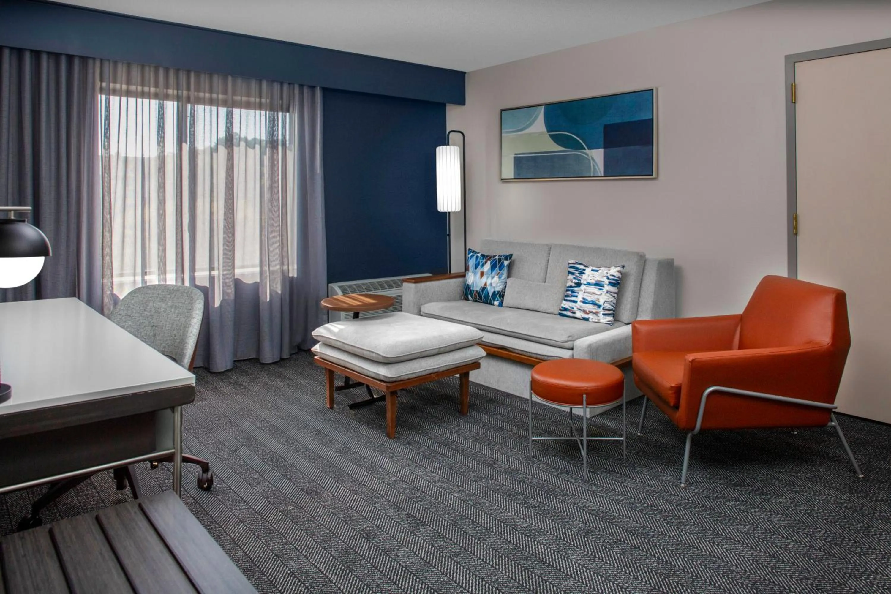 Living room, Bed in Courtyard by Marriott Richmond Northwest
