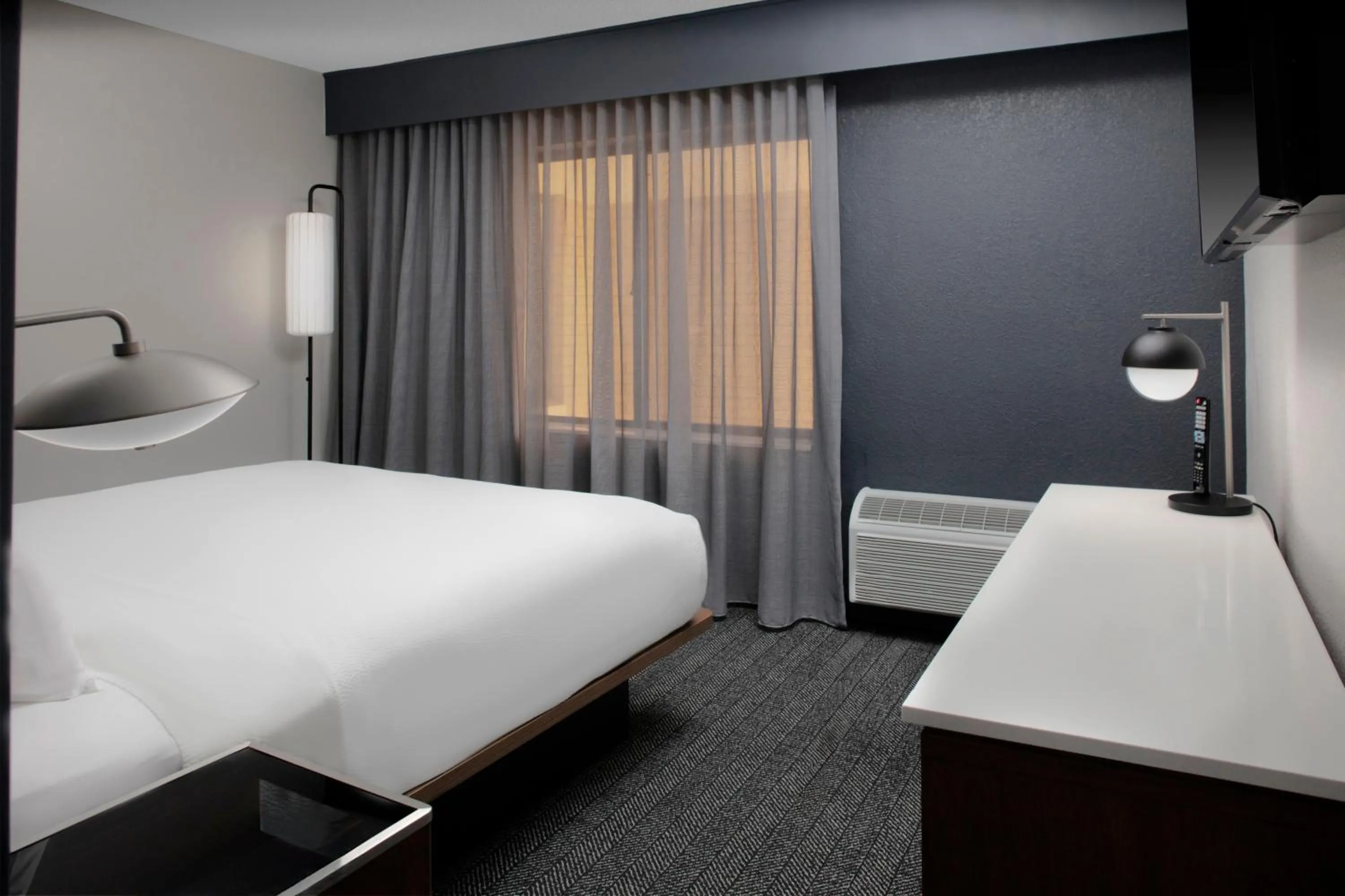 Bedroom, Bed in Courtyard by Marriott Richmond Northwest