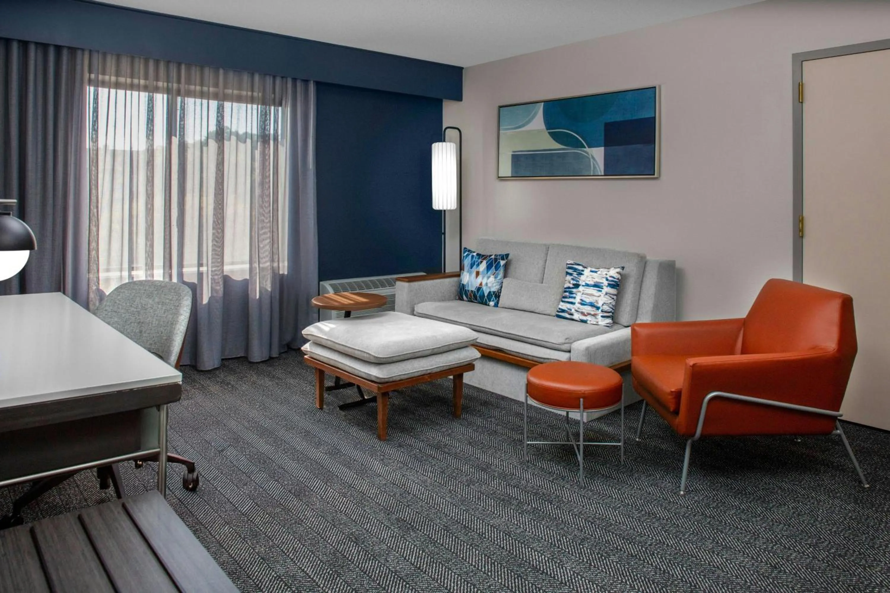 Living room, Bed in Courtyard by Marriott Richmond Northwest