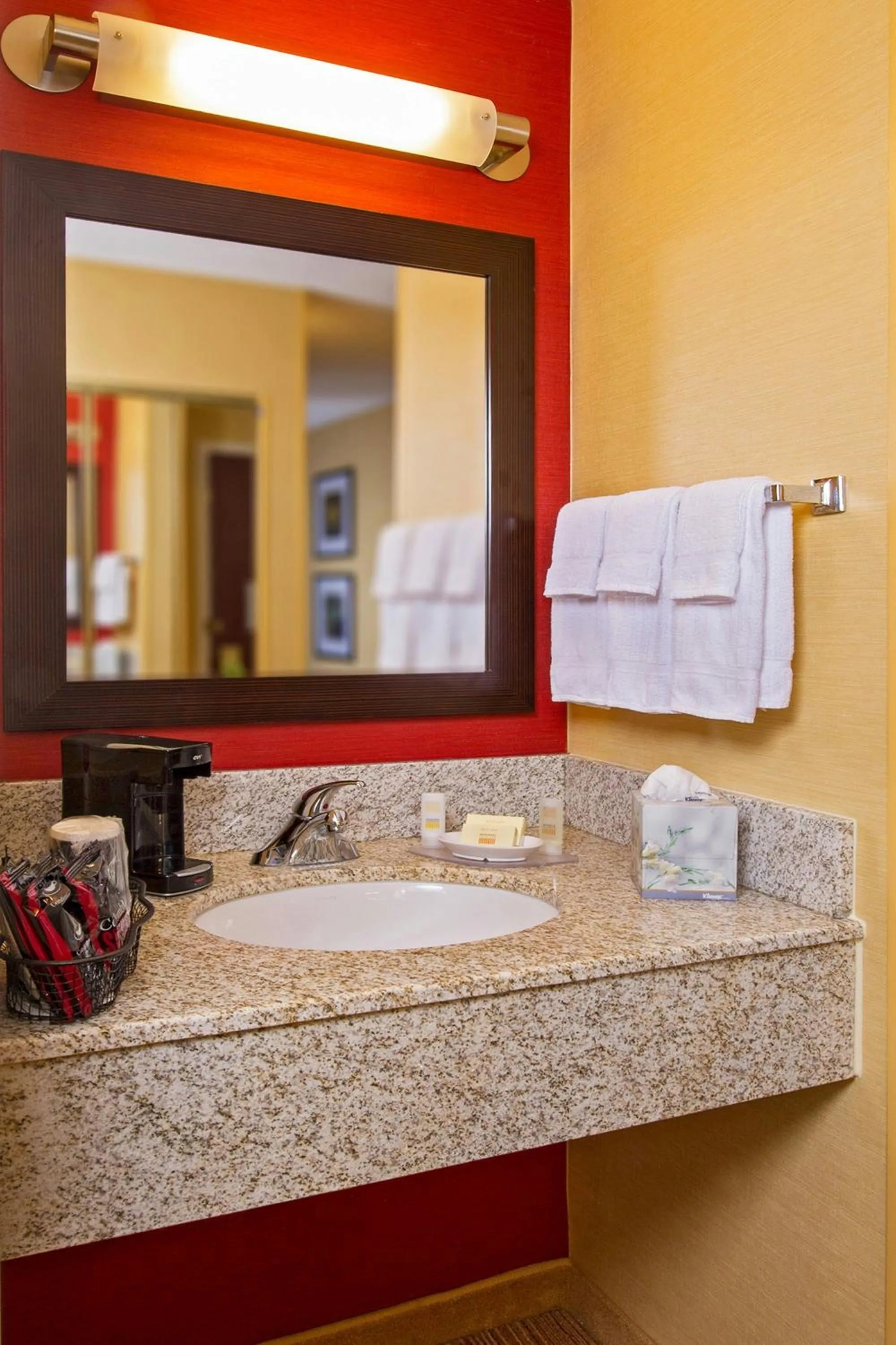 Photo of the whole room in Courtyard by Marriott Richmond Northwest