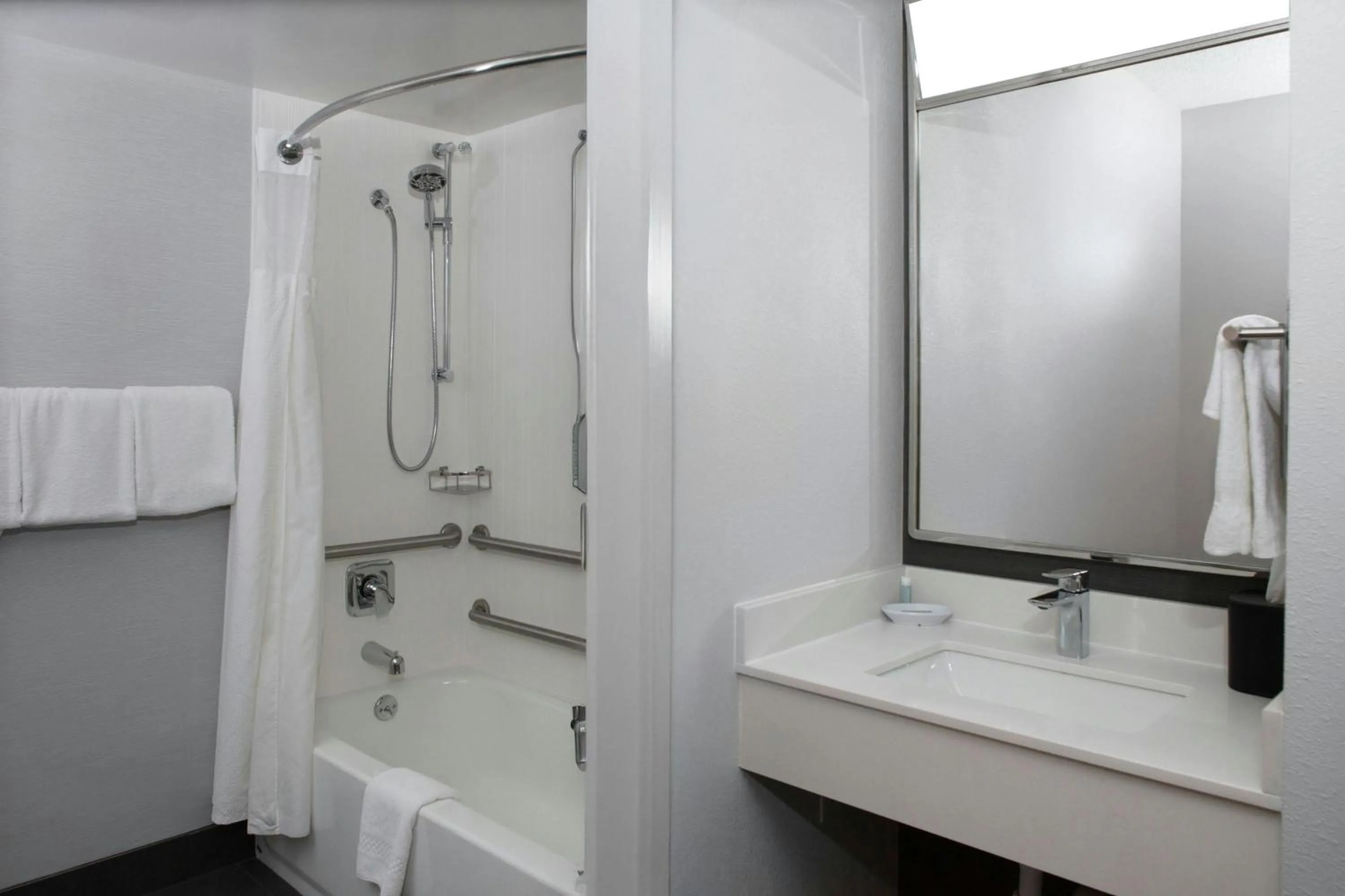 Bathroom in Courtyard by Marriott Richmond Northwest