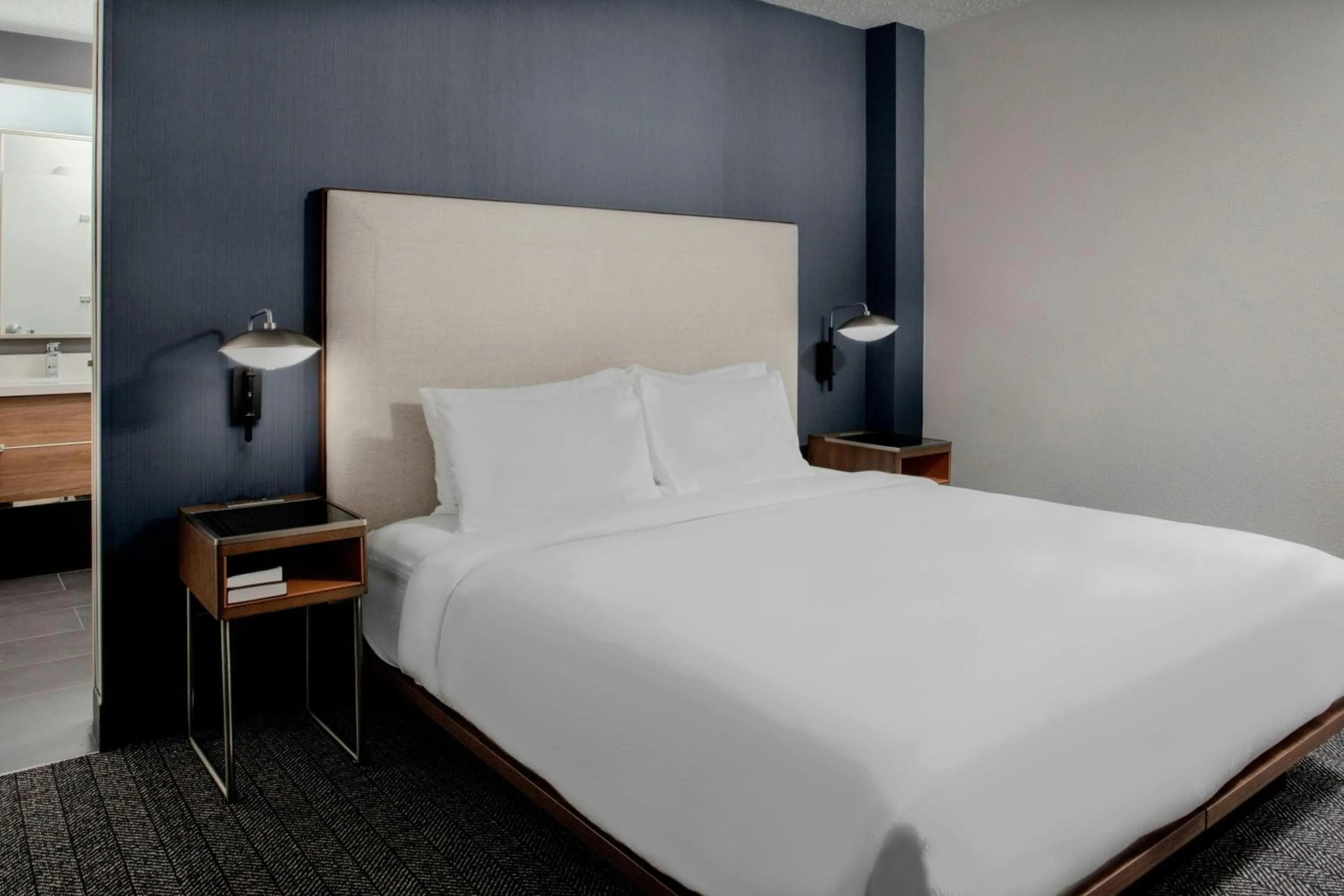 Photo of the whole room, Bed in Courtyard by Marriott Richmond Northwest
