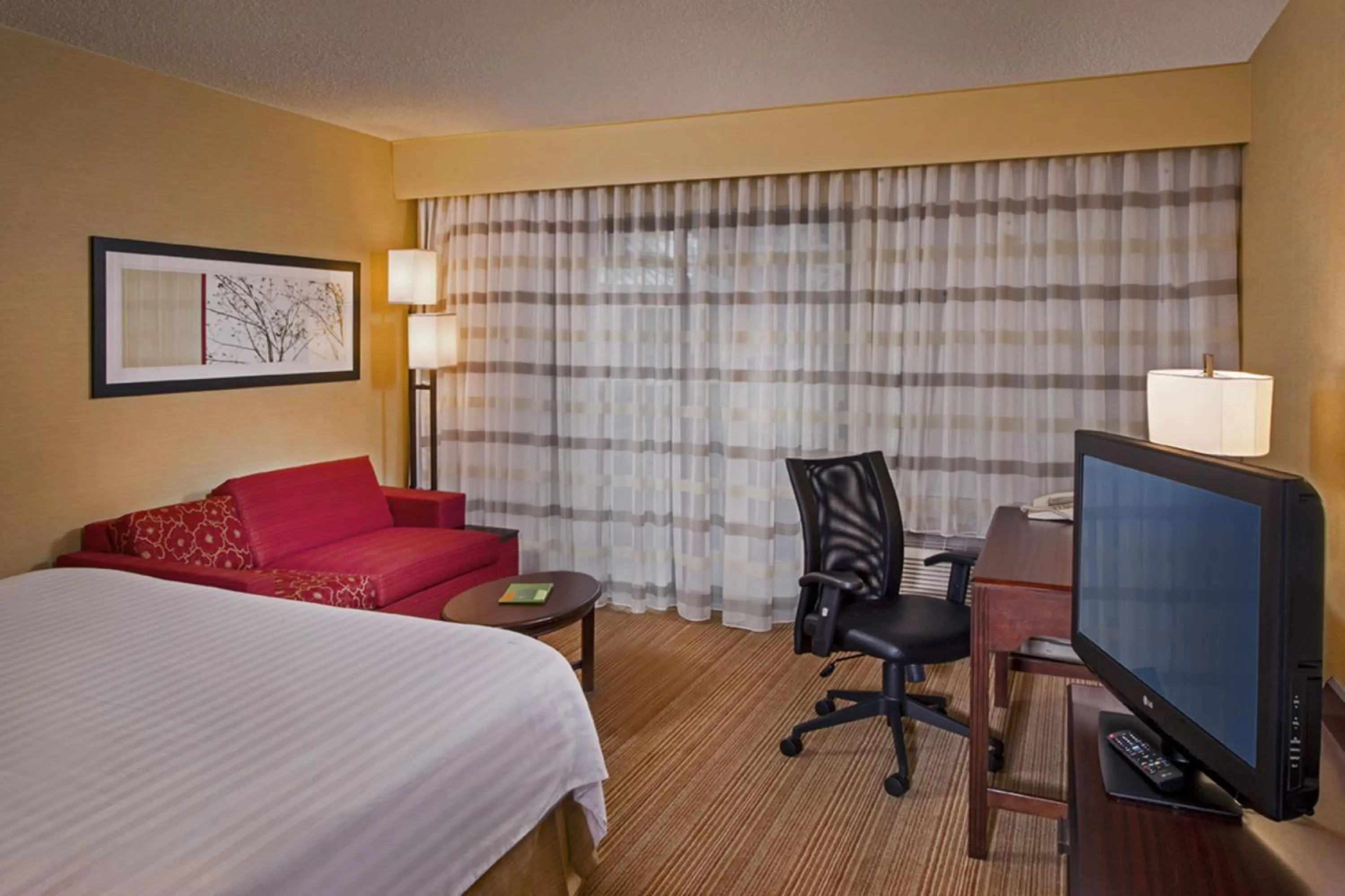Photo of the whole room, Bed in Courtyard by Marriott Richmond Northwest