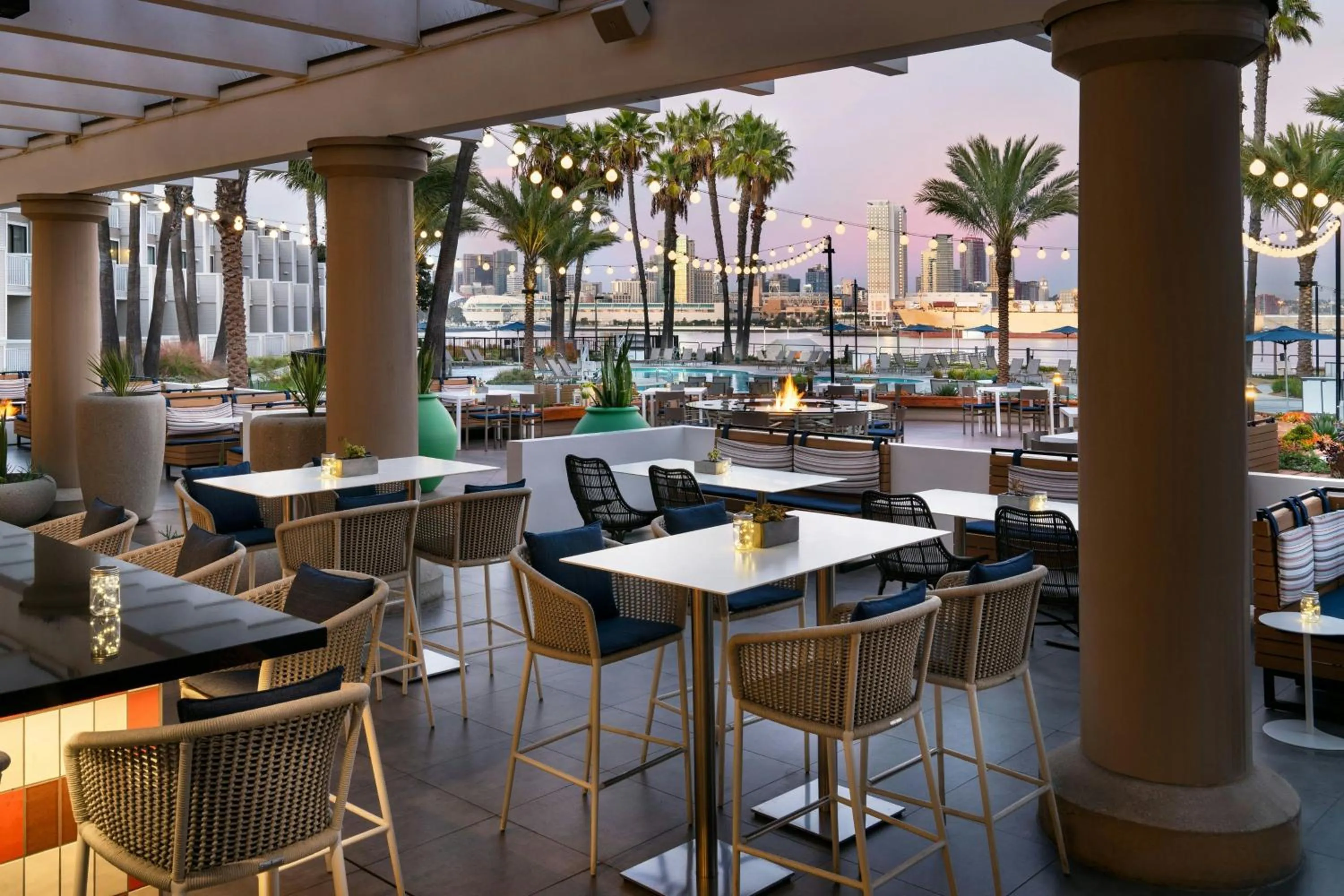 Lounge or bar in Coronado Island Marriott Resort & Spa