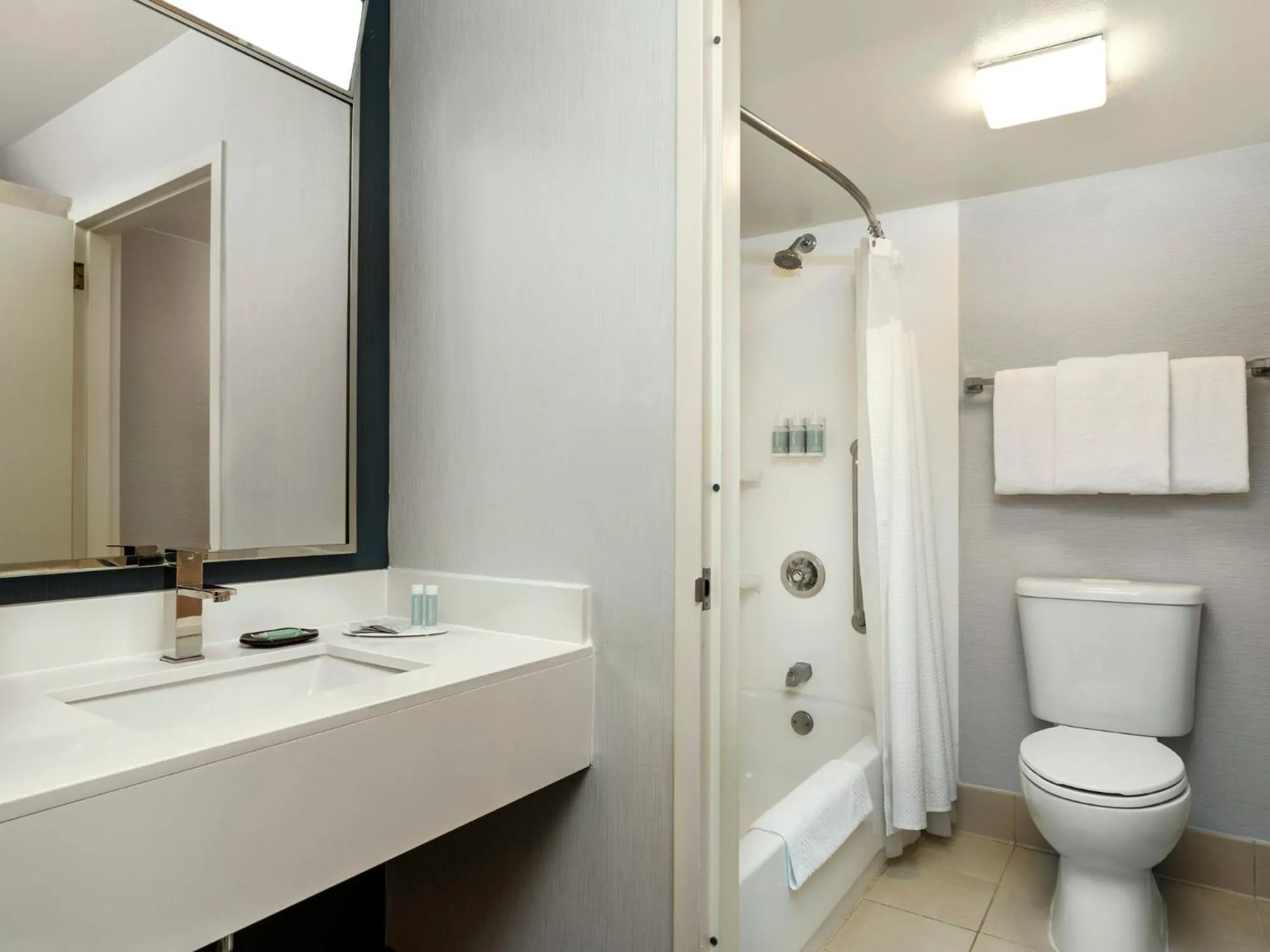 Bathroom in Courtyard Sacramento Airport Natomas