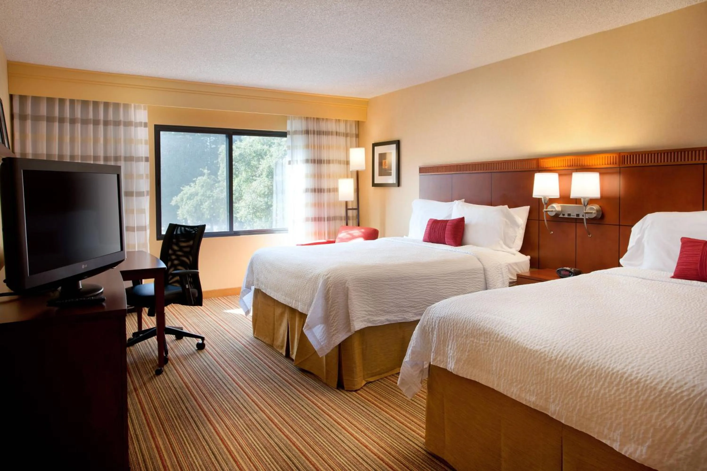 Photo of the whole room, Bed in Courtyard Sacramento Airport Natomas