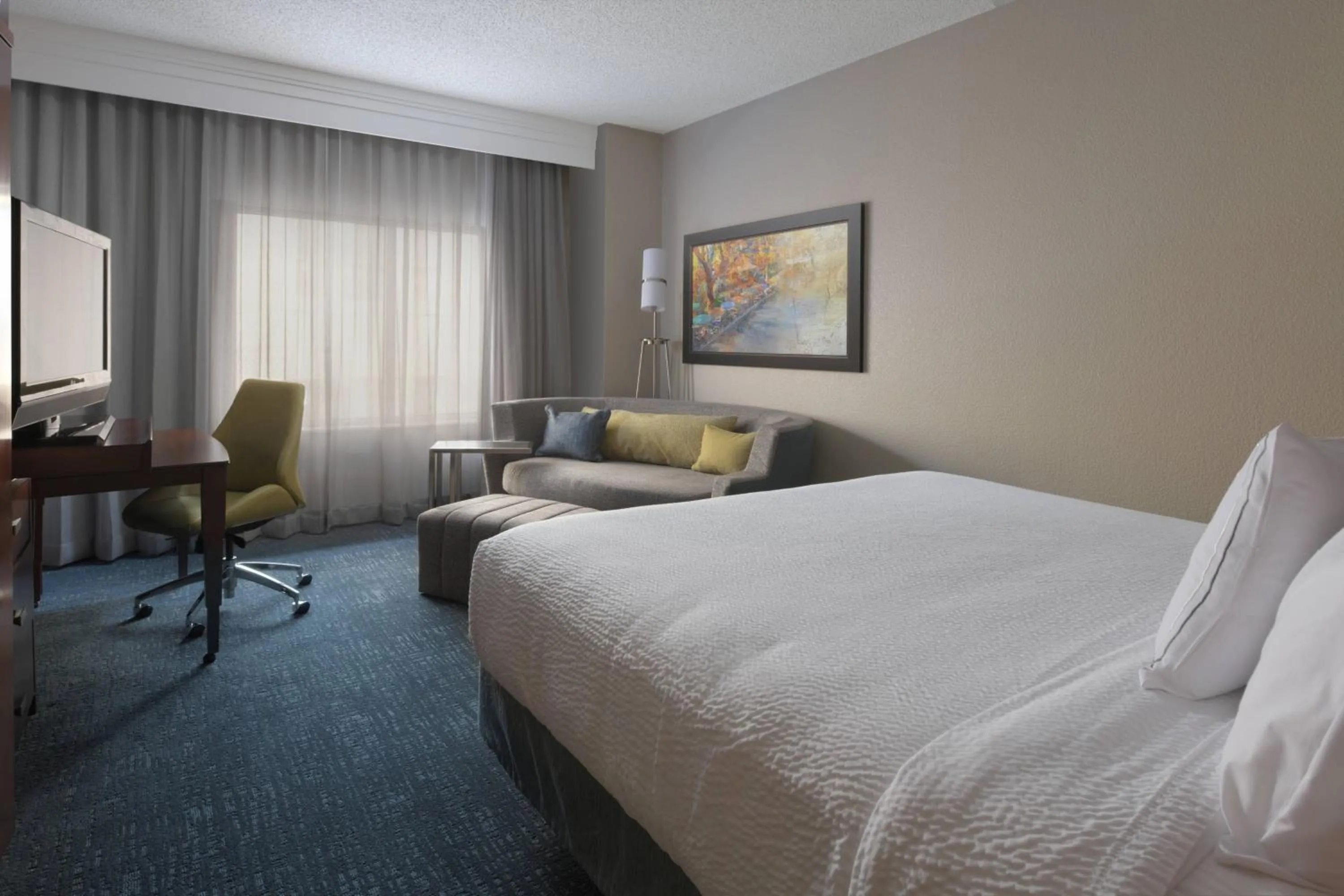 Photo of the whole room, Bed in Courtyard by Marriott San Antonio Riverwalk