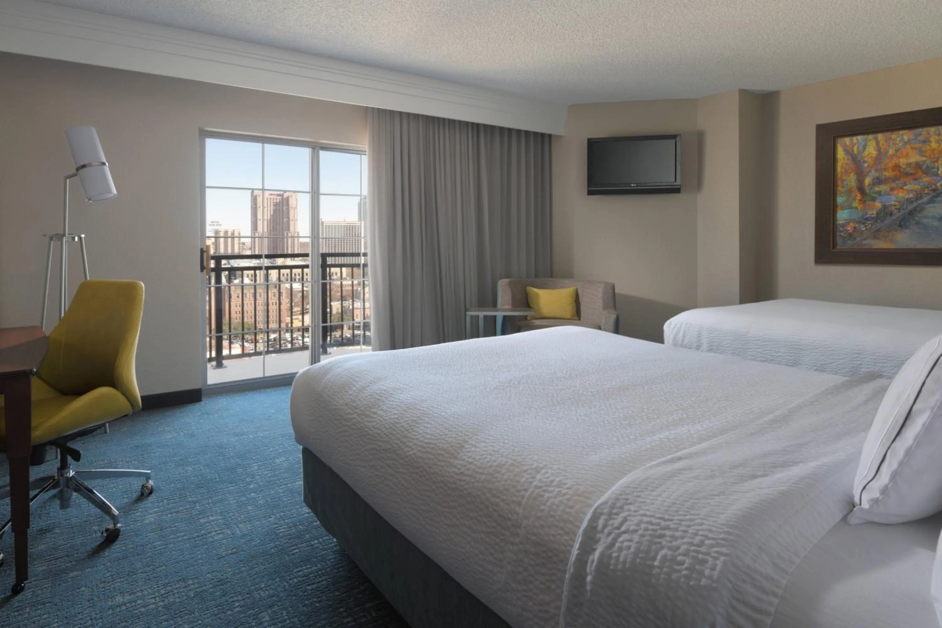 Photo of the whole room, Bed in Courtyard by Marriott San Antonio Riverwalk